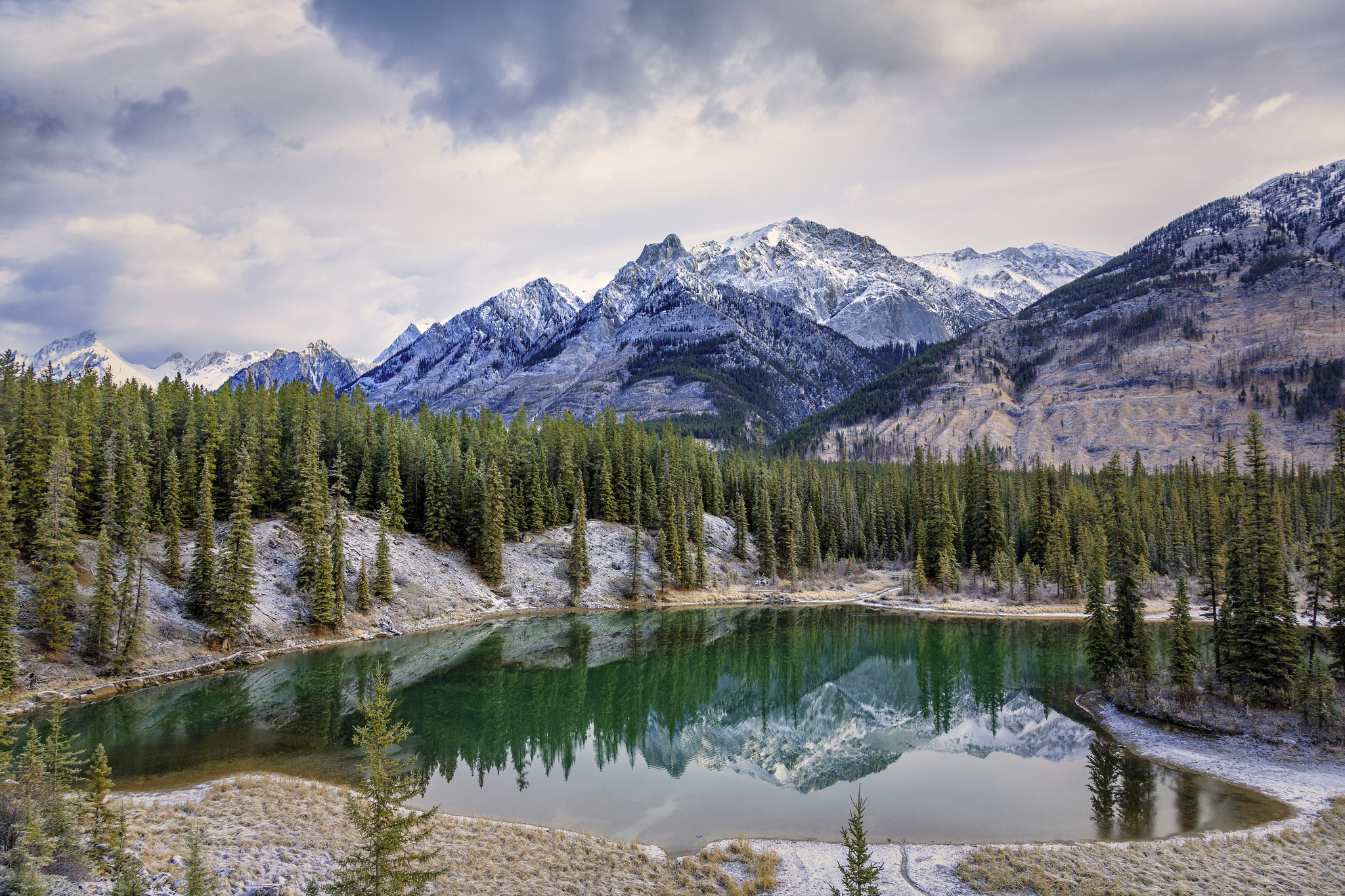 Обои Bow River Valley Banff National Park горы на рабочий стол