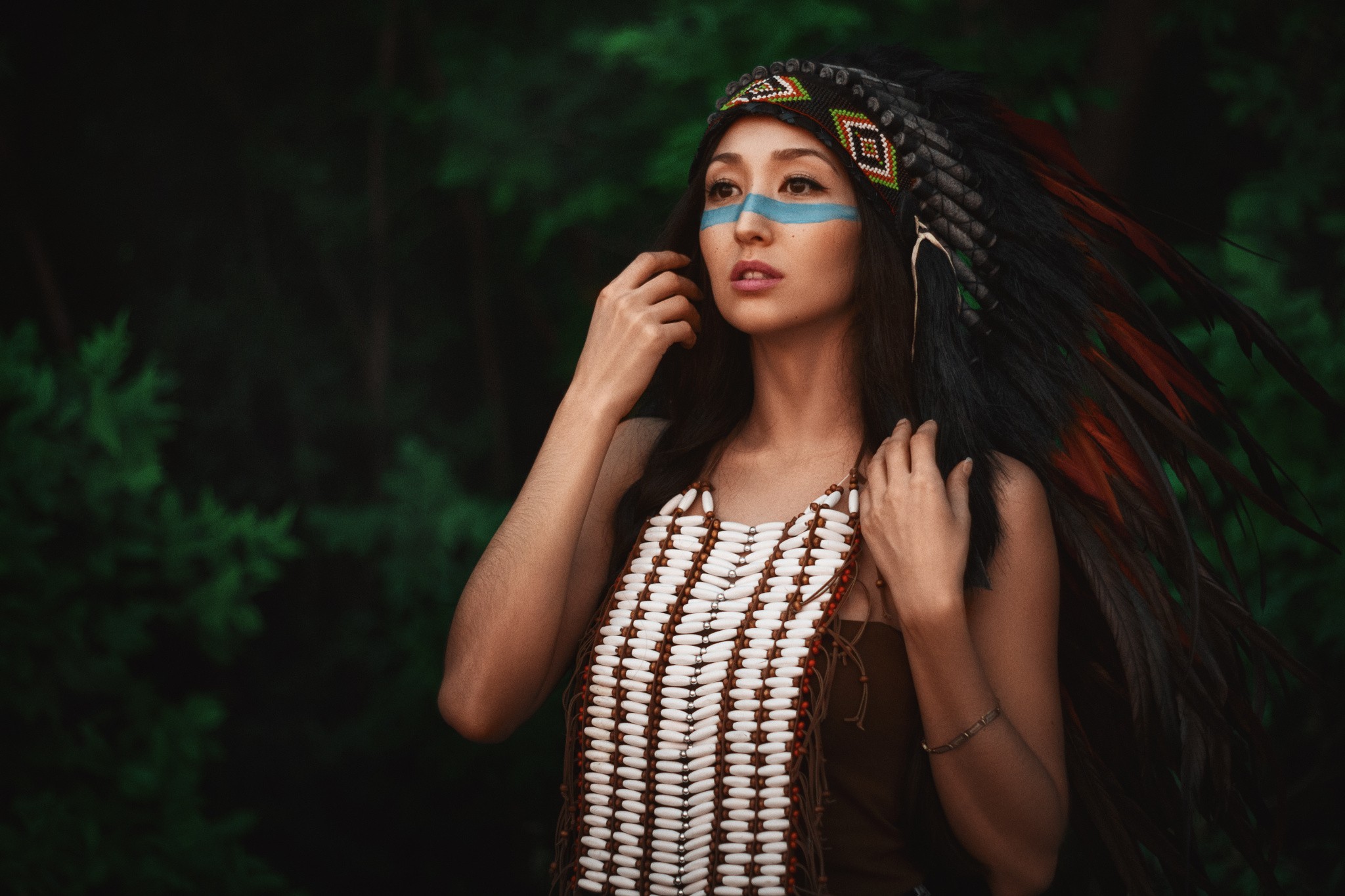 免费照片眼睛上有蓝色条纹的女孩