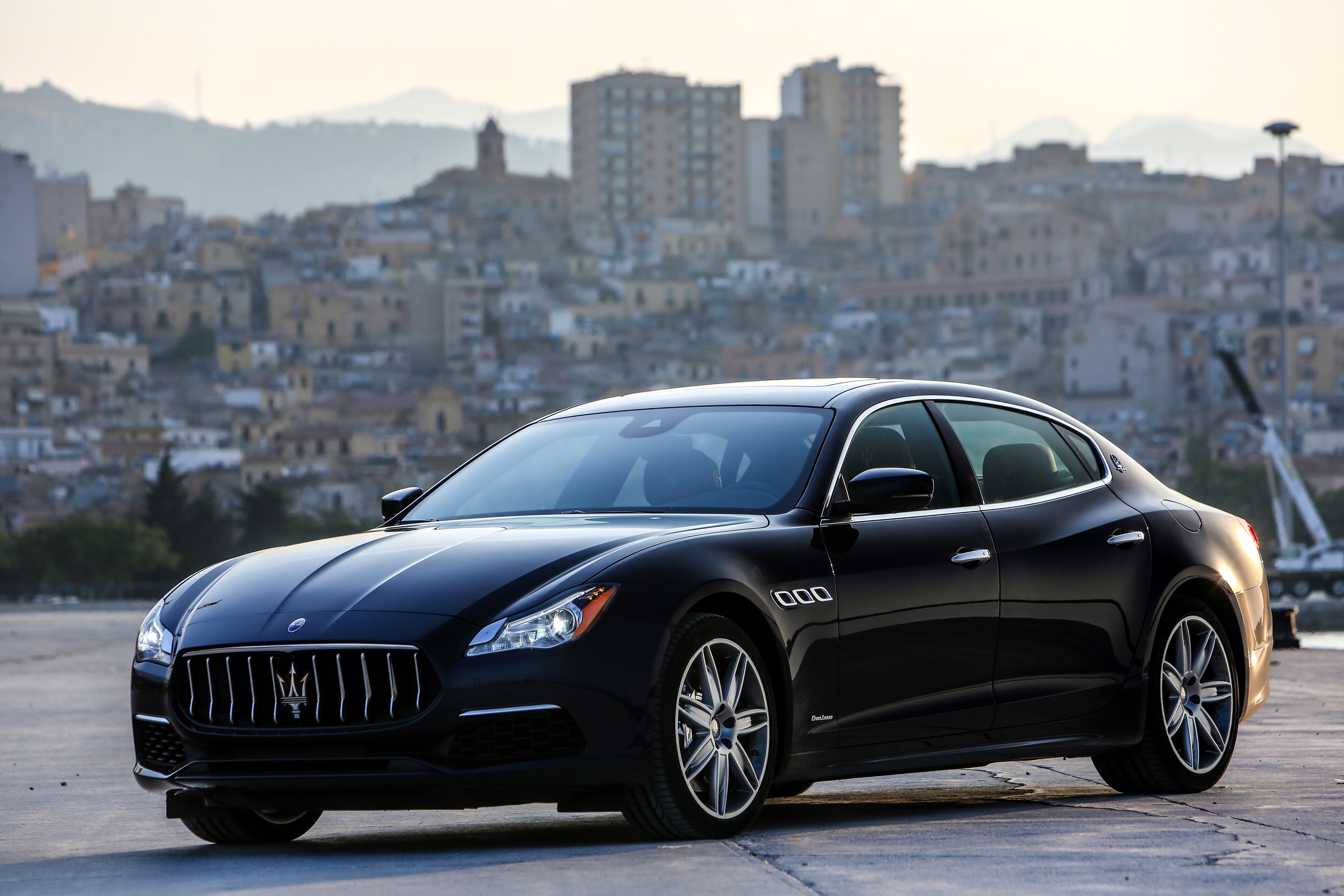 Бесплатное фото Черный maserati quattroporte