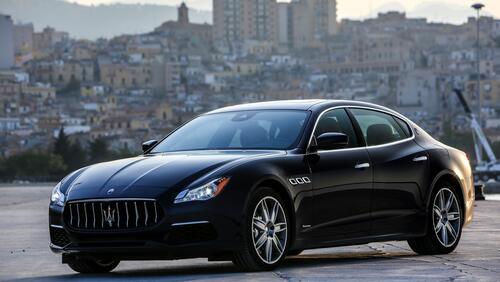 Бесплатное фото Черный maserati quattroporte