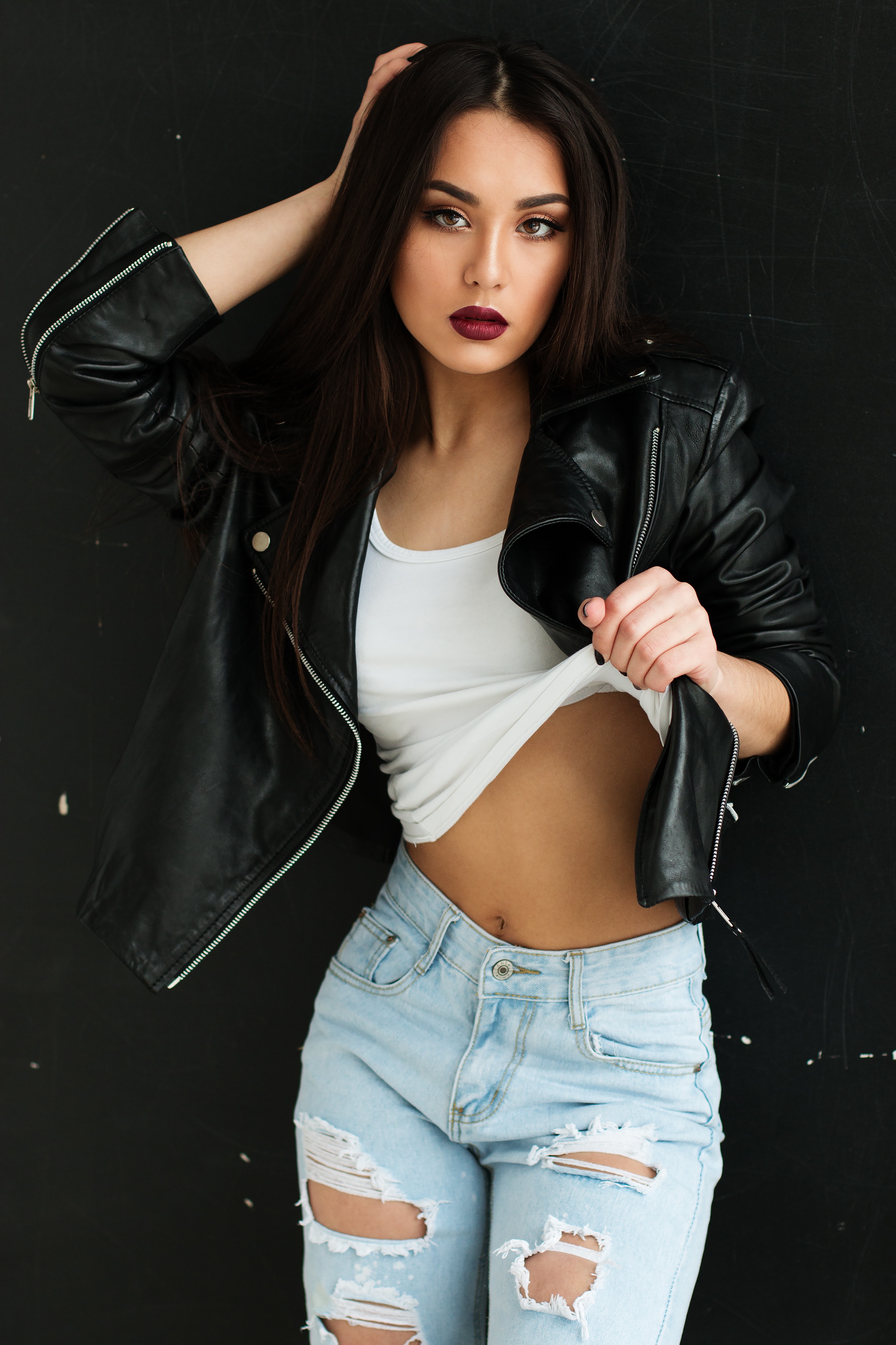 Free photo A beautiful girl in a black denim jacket