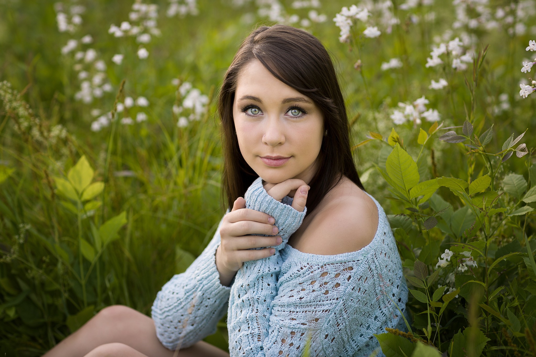 Обои портрет сидя трава на рабочий стол