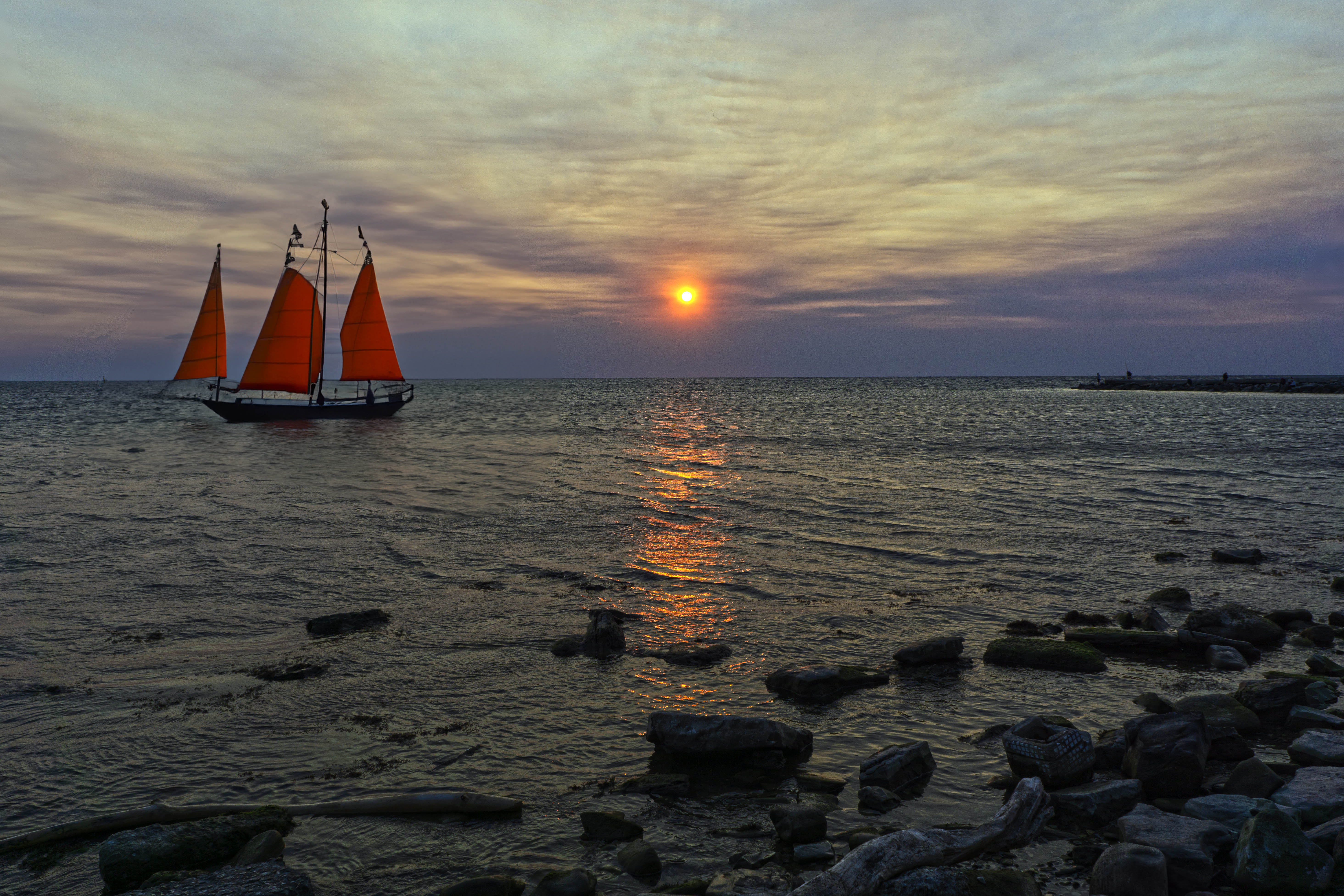 Free photo Sailboat with scarlet sails
