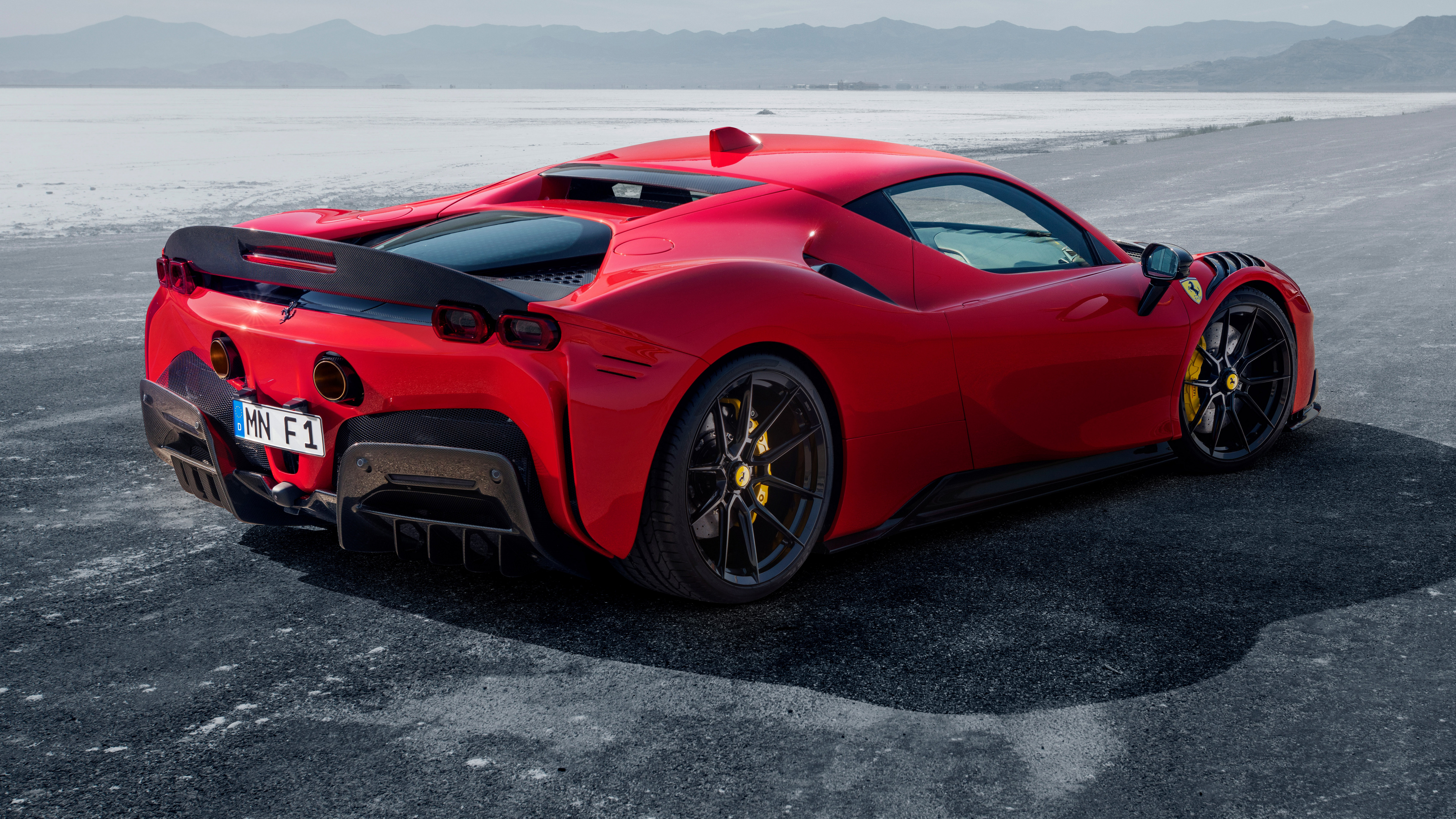 Бесплатное фото Красная ferrari sf90 stradale вид сзади