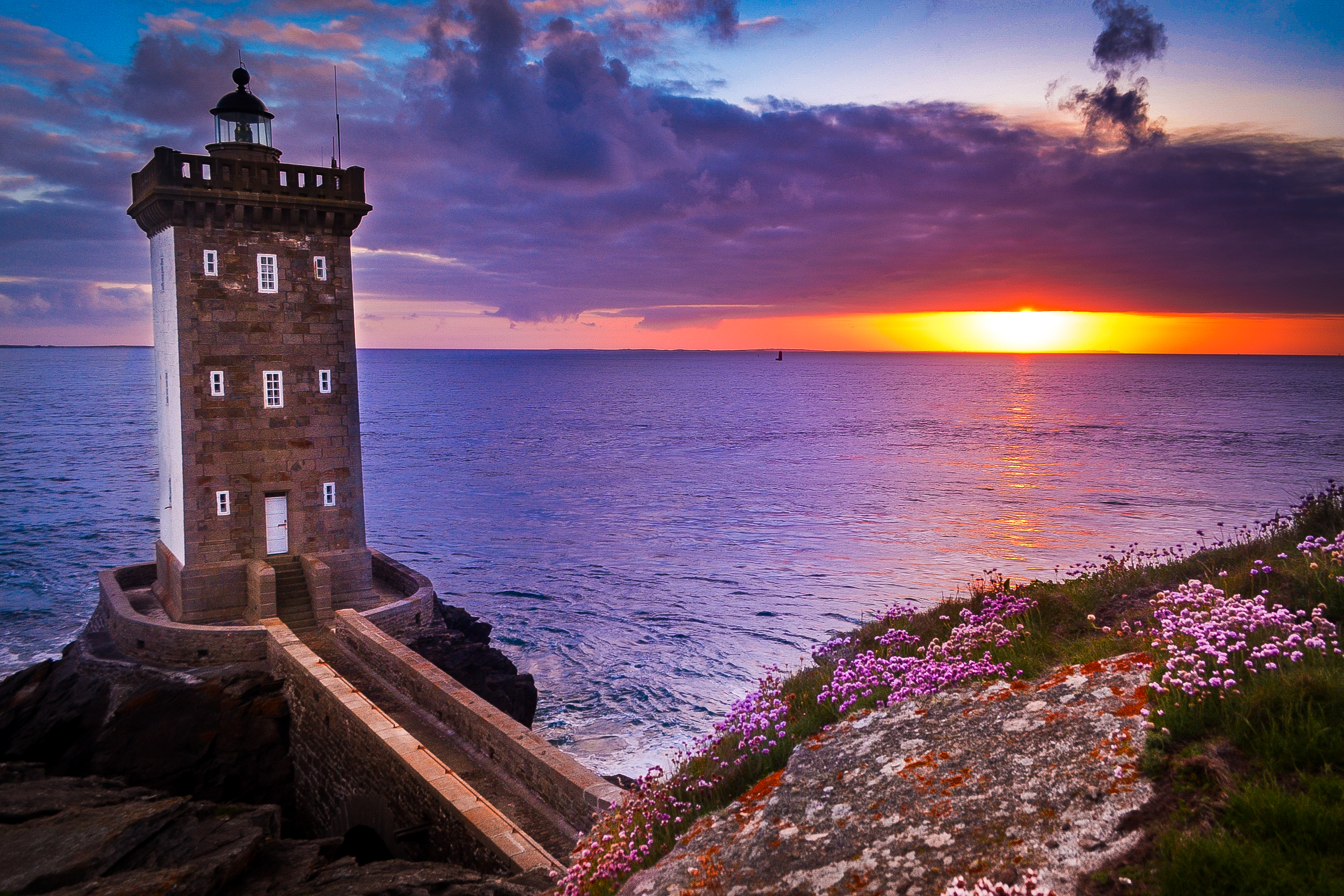 Wallpapers Kermorvan lighthouse the rock the flowers on the desktop