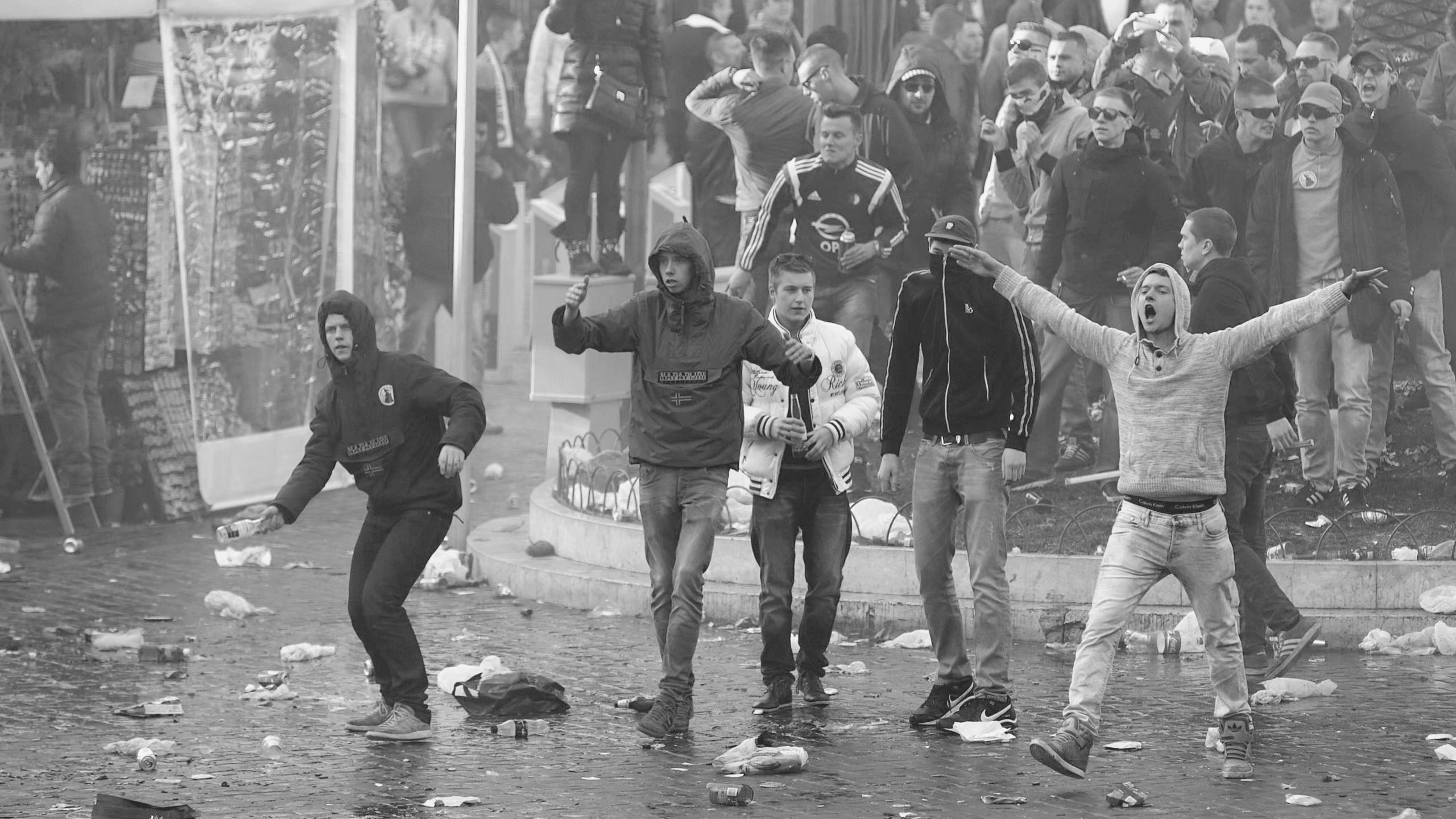 Обои люди монохромный улица на рабочий стол