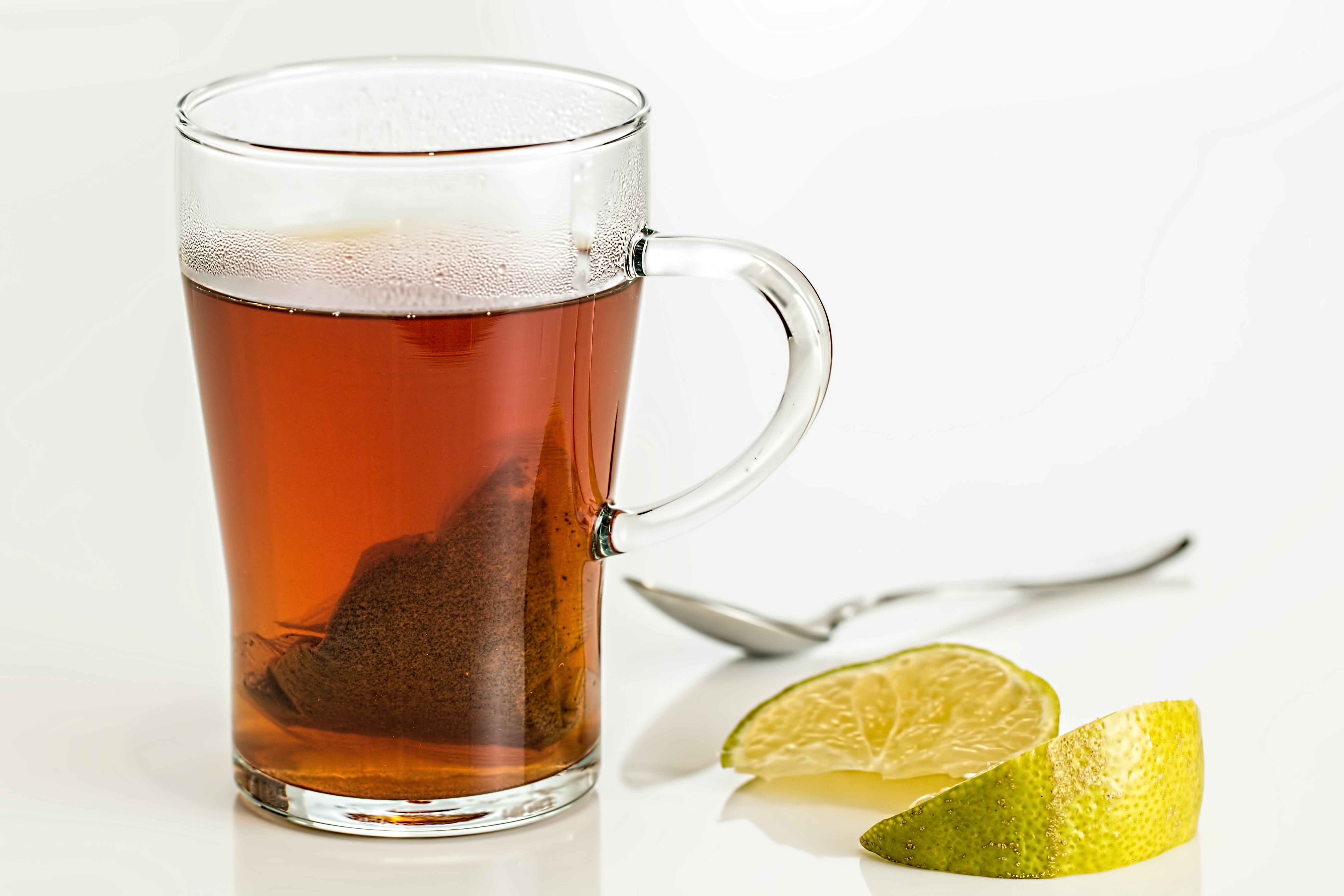 Free photo Mug with tea and lemon slices