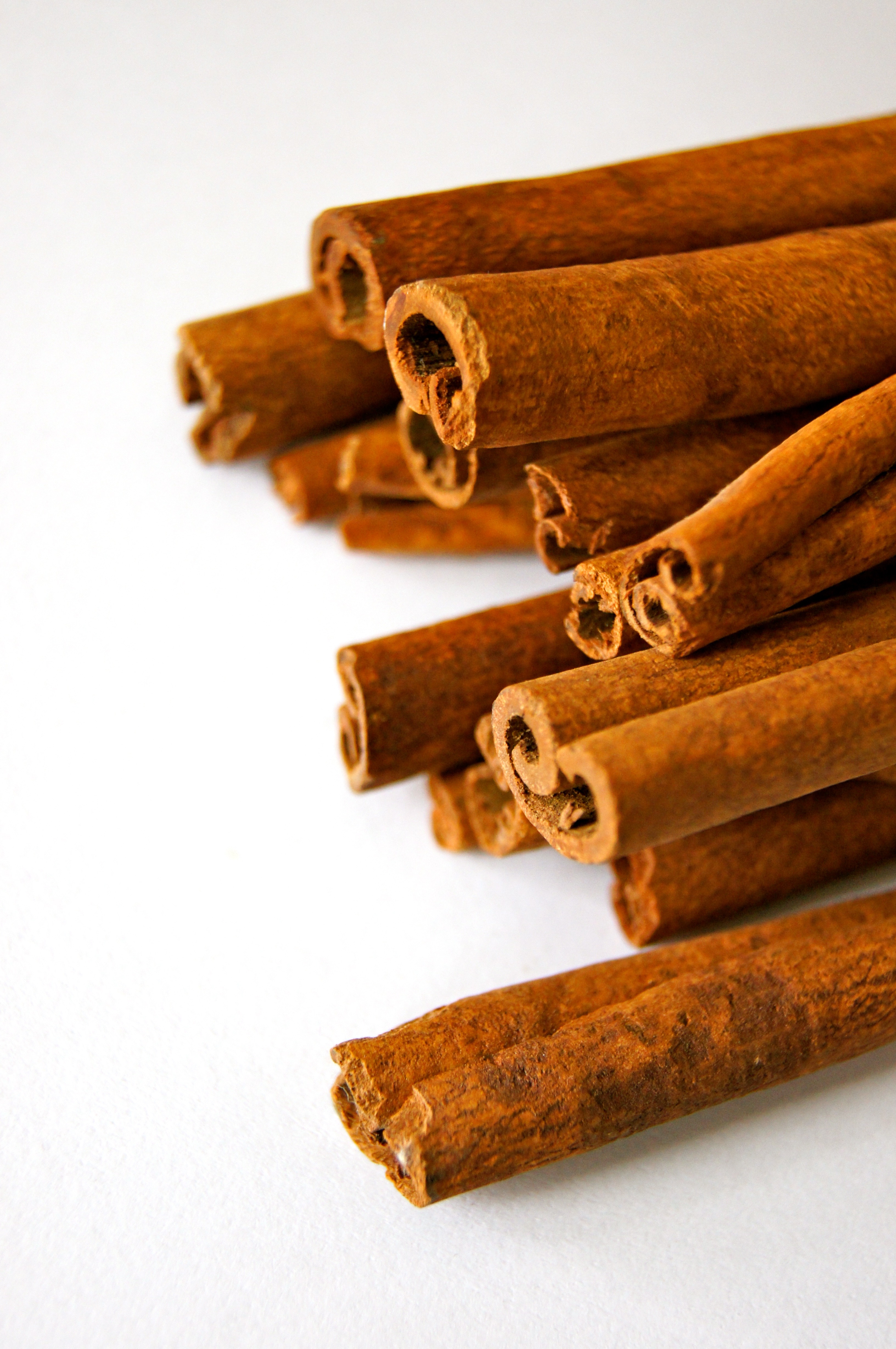 Free photo Cinnamon sticks on a white background