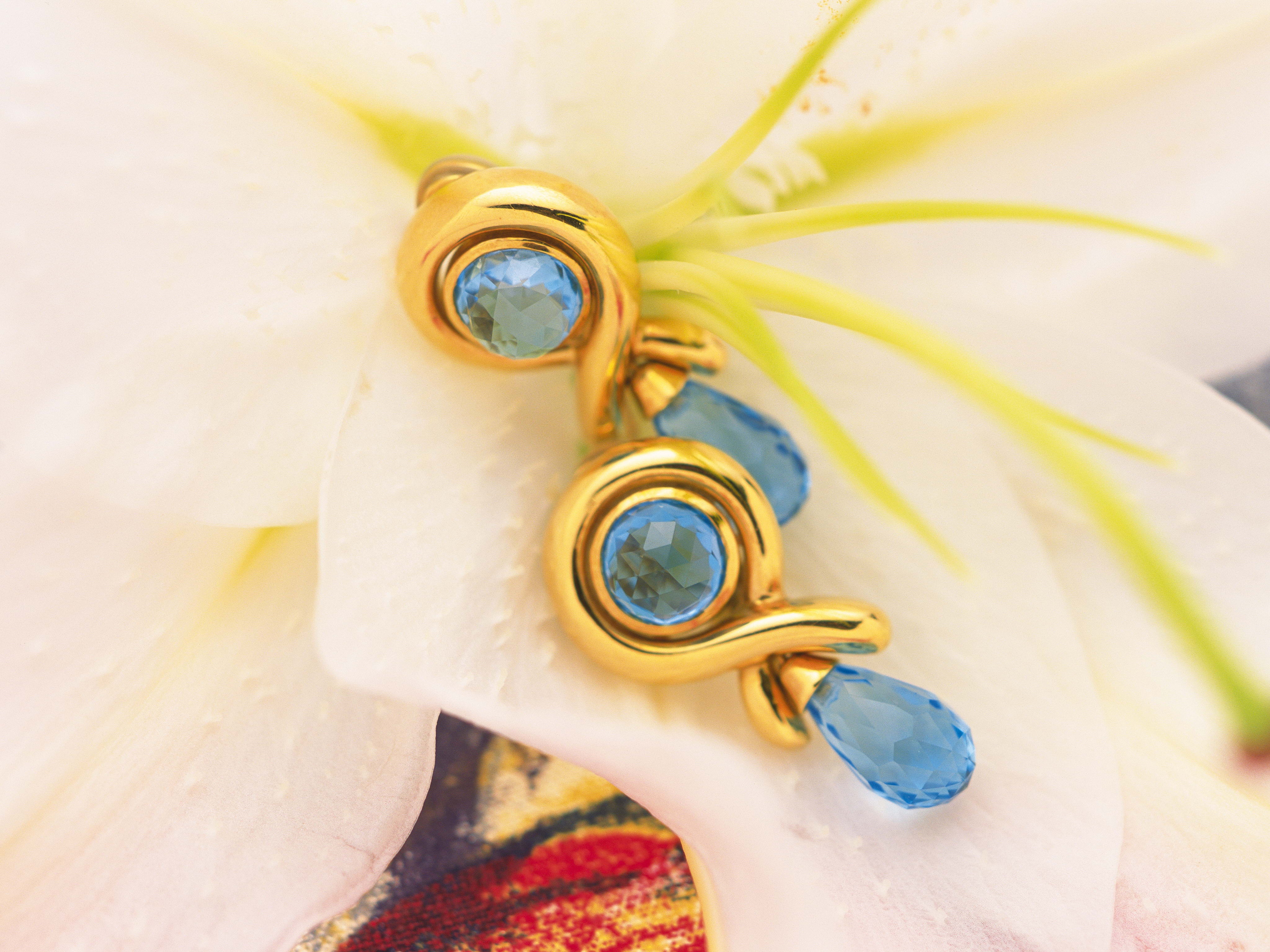 Wallpapers earrings flower gold on the desktop