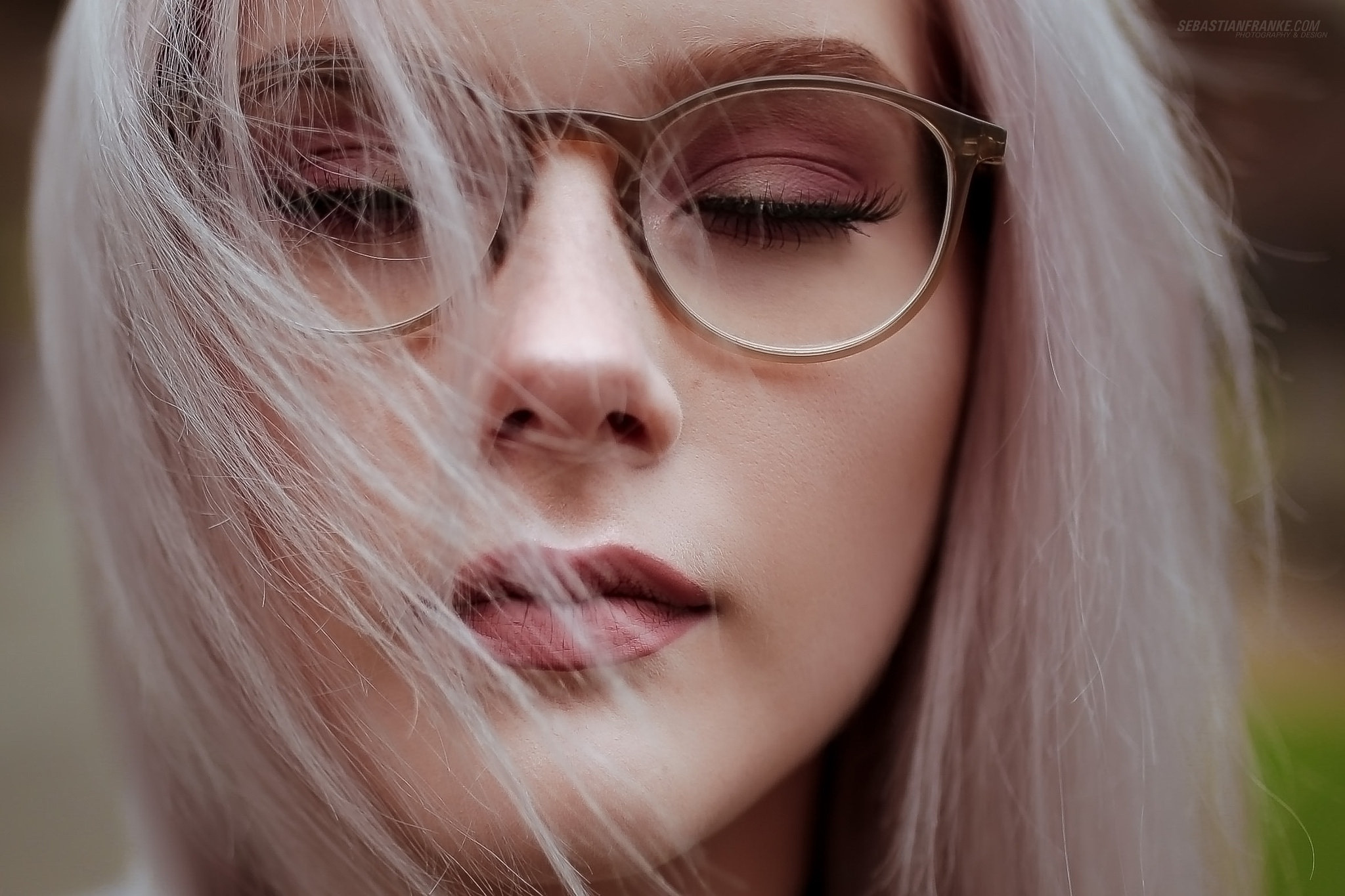 Free photo Portrait of a beautiful woman with glasses