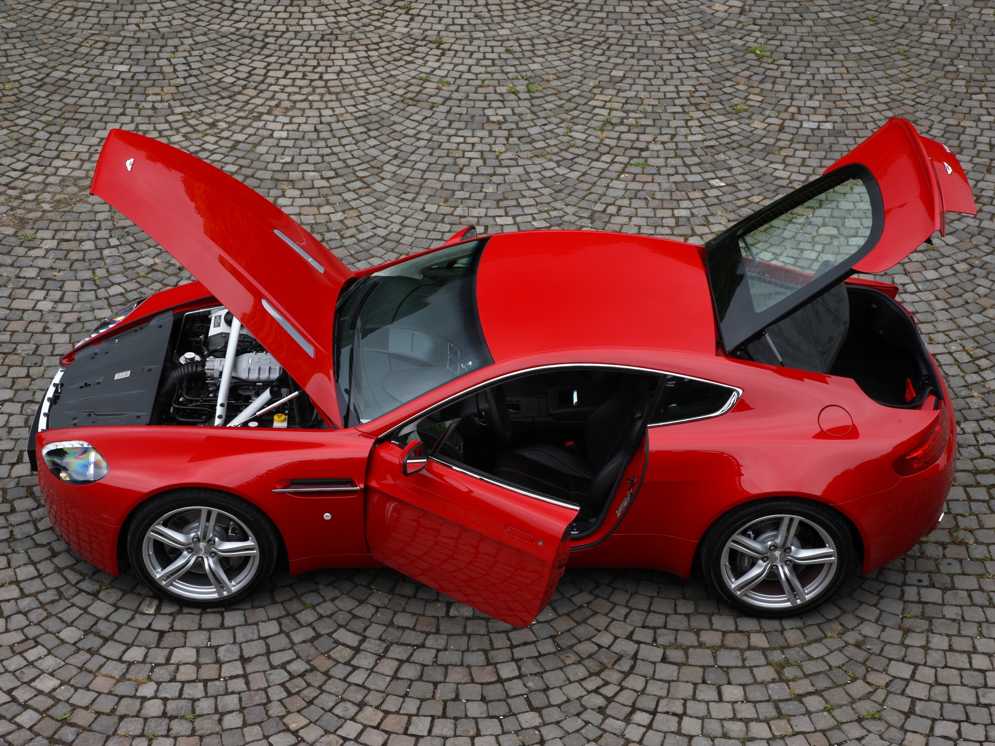 红色阿斯顿-马丁，V8发动机。