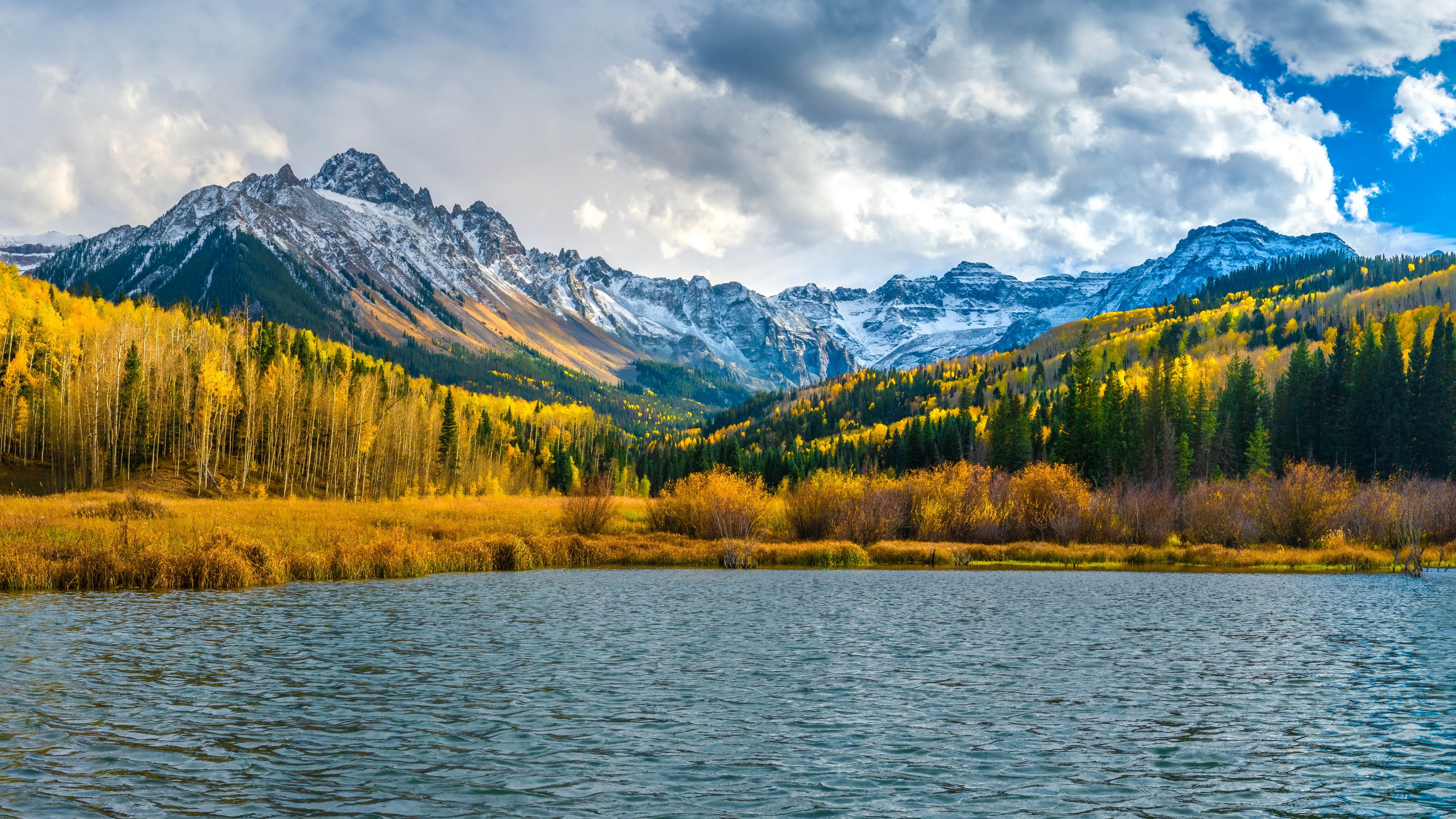 免费照片从湖边看山景