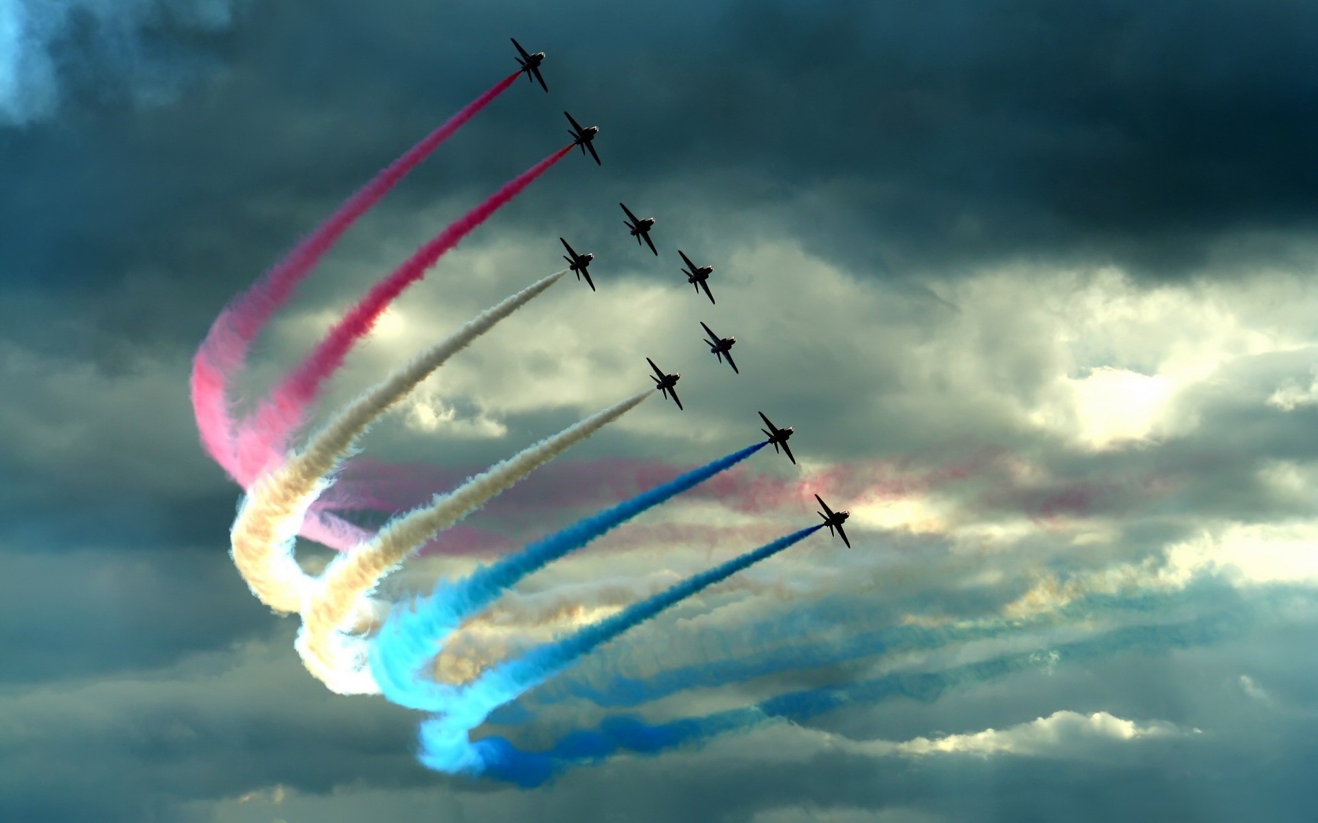 Free photo A parade of airplanes with colored smoke