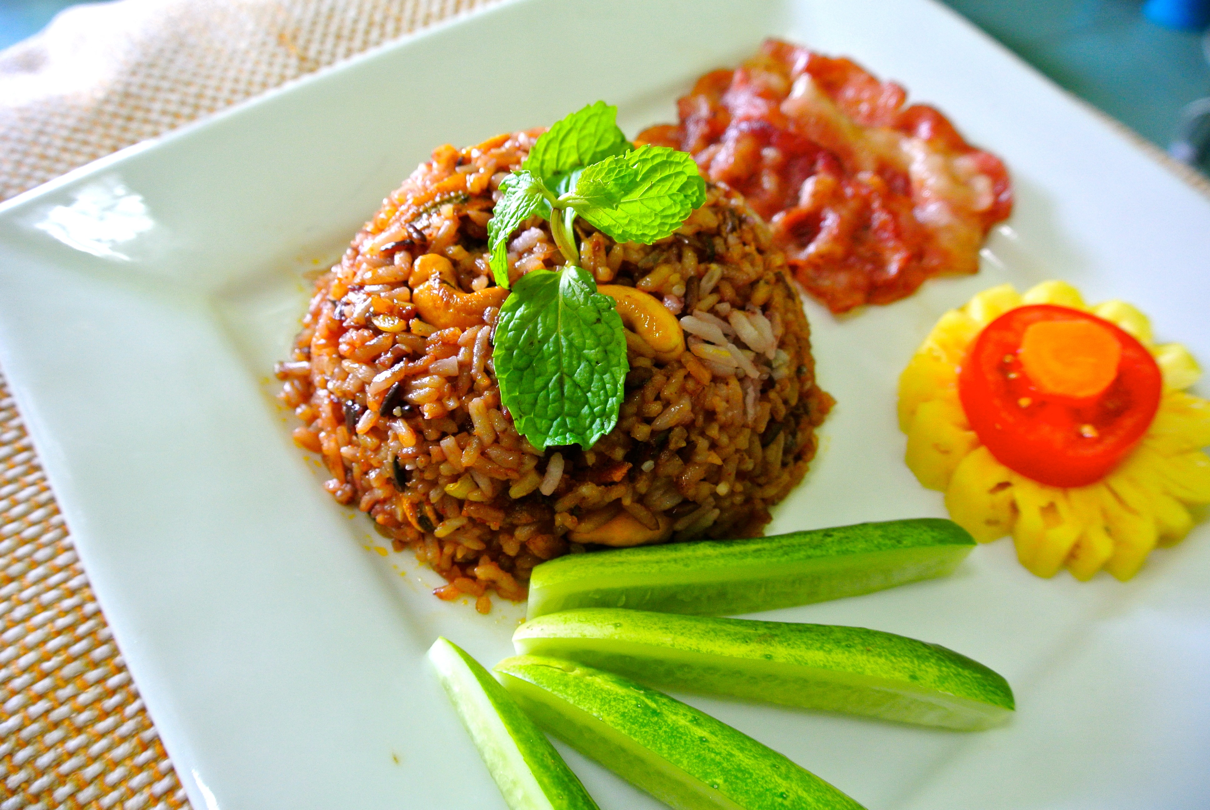 Free photo Pilaf with fresh vegetables