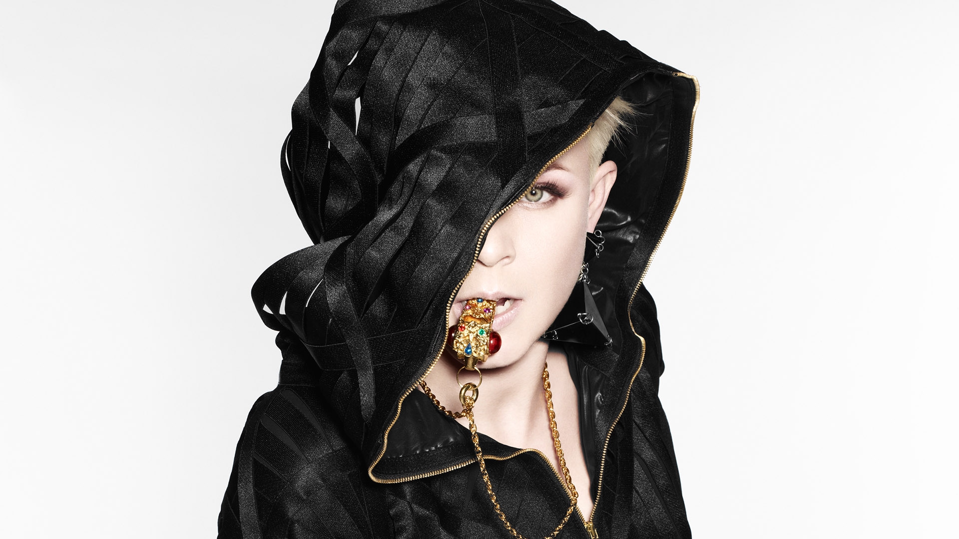 Обои модель черные волосы капюшон на рабочий стол