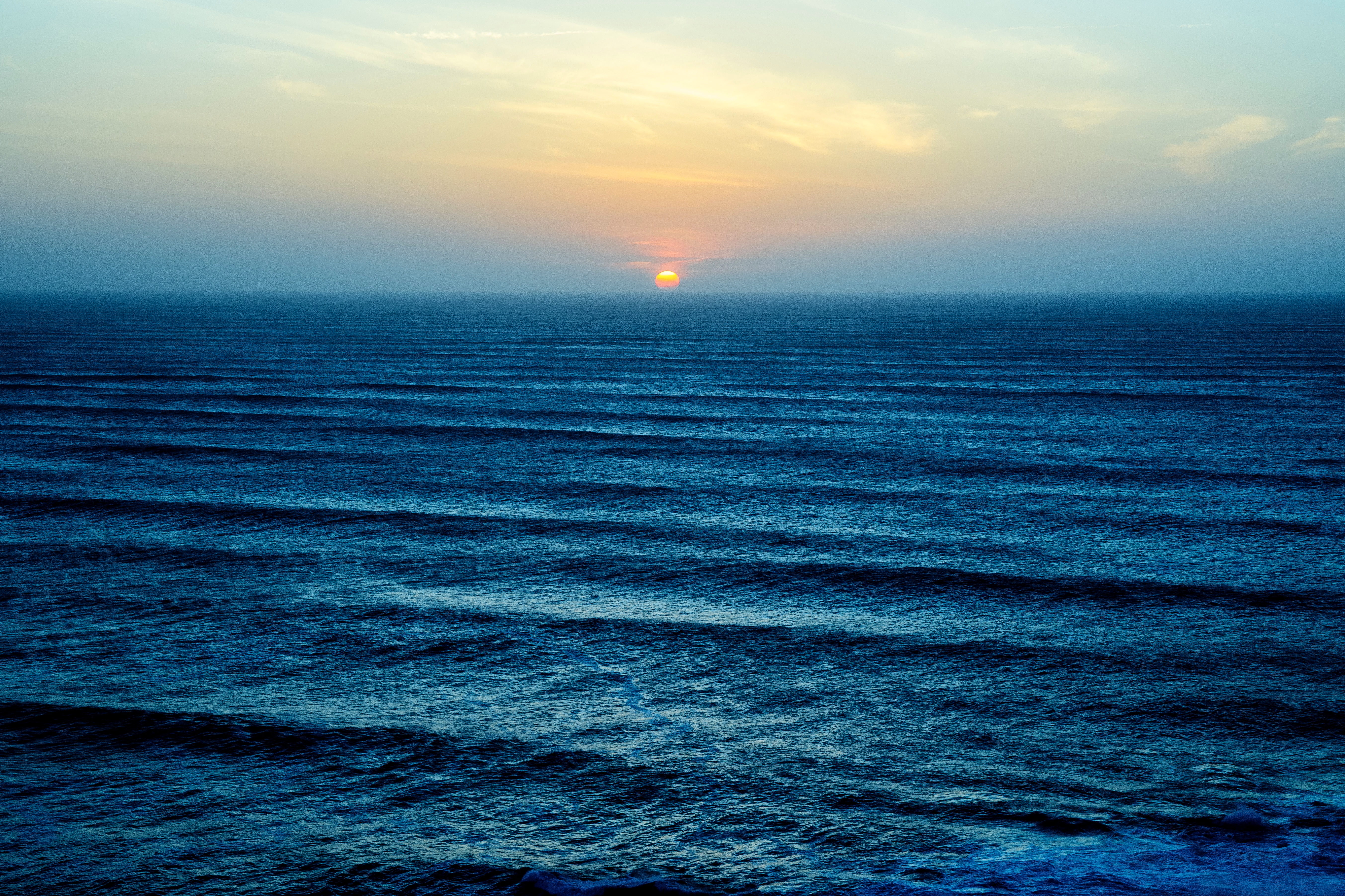 平静的海面上的夕阳