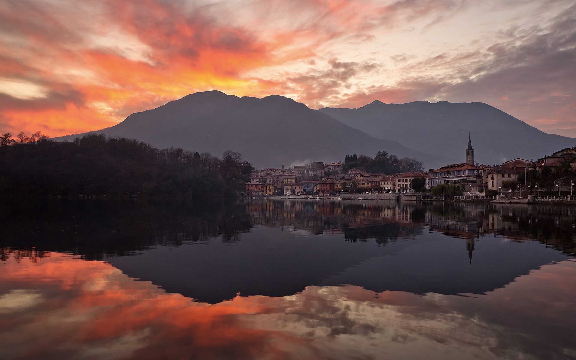 桌面上的壁纸山区 城市 湖