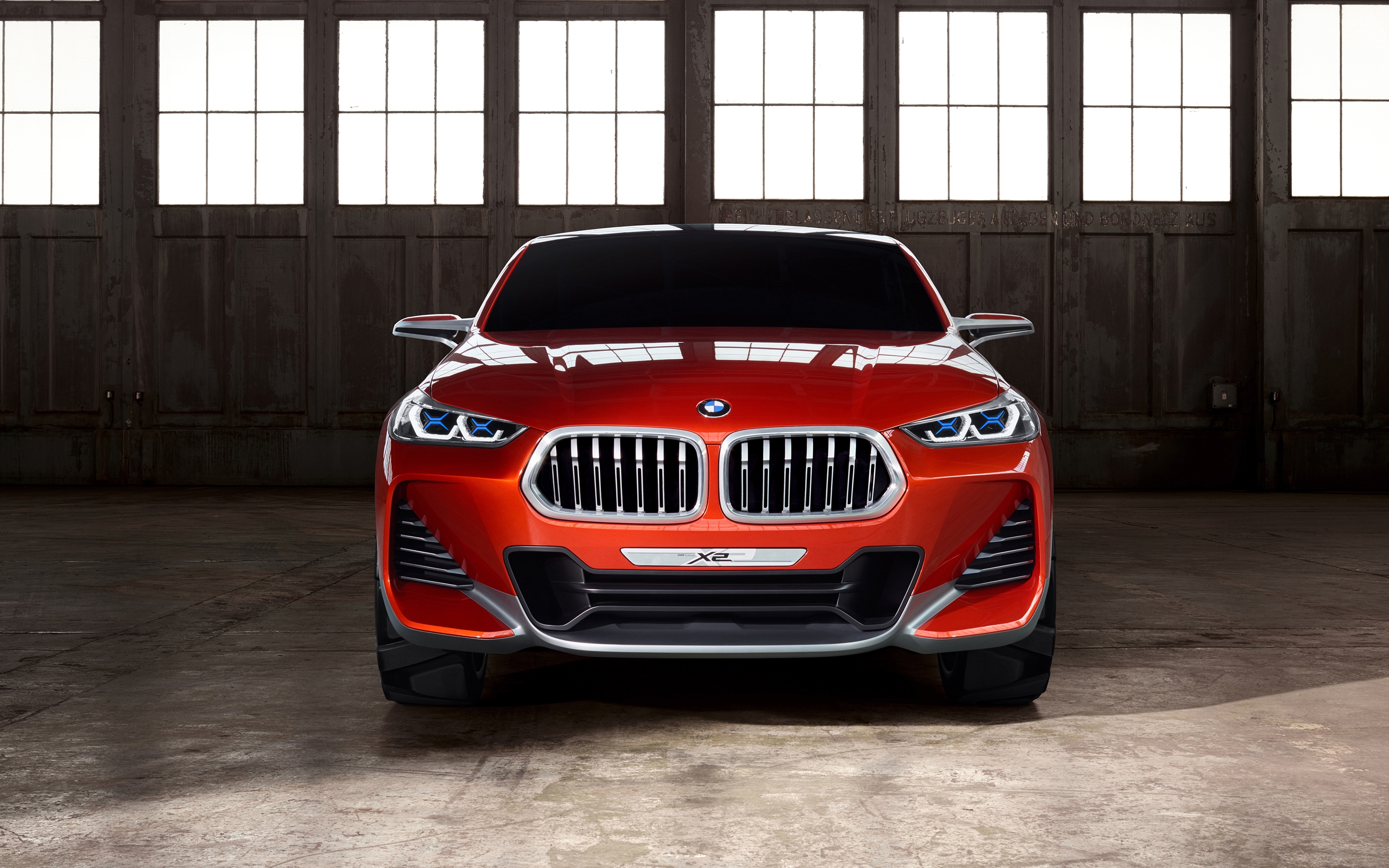 Бесплатное фото Мордашка Bmw X2 с включенными габаритами