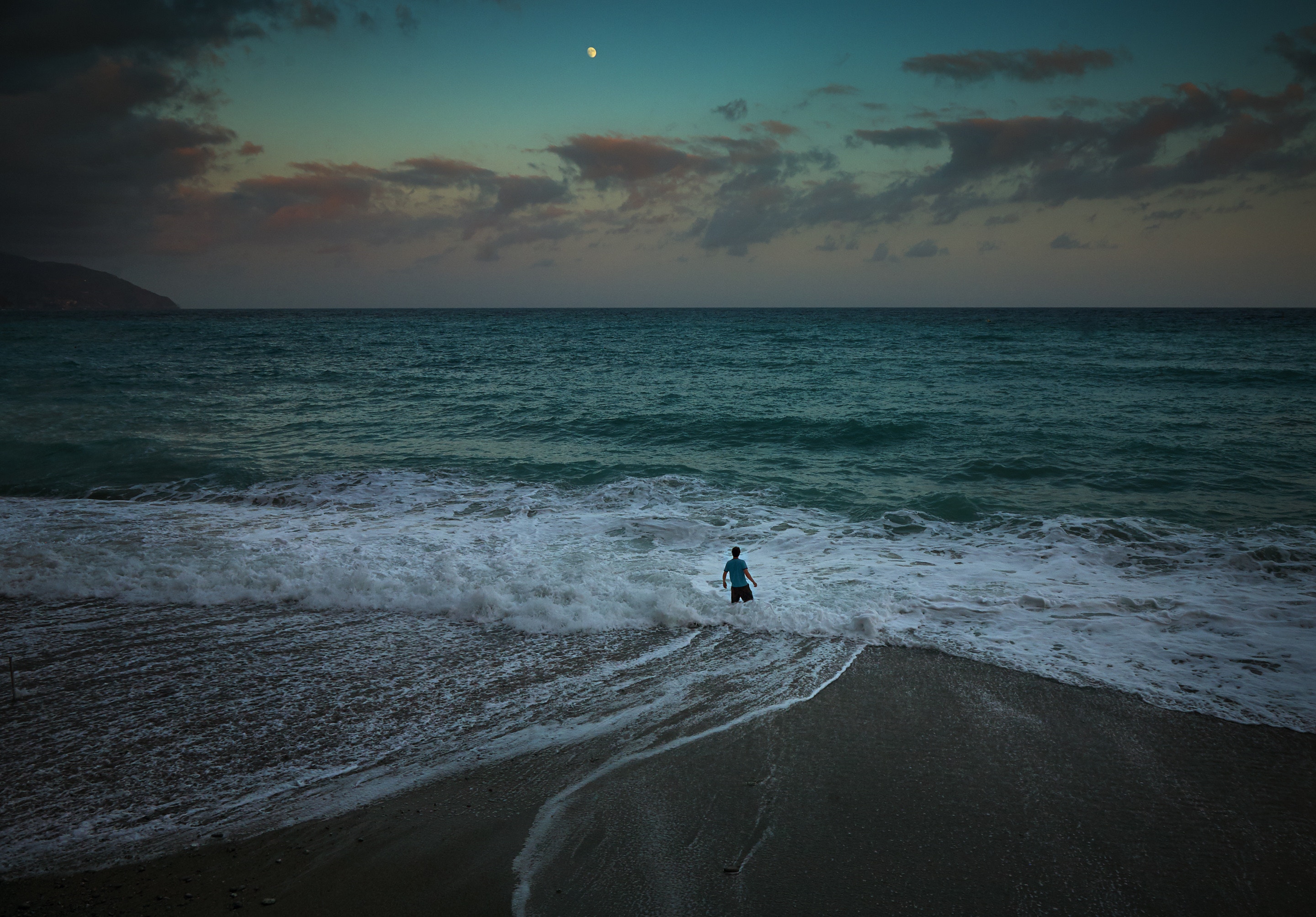 免费照片海浪和一个人