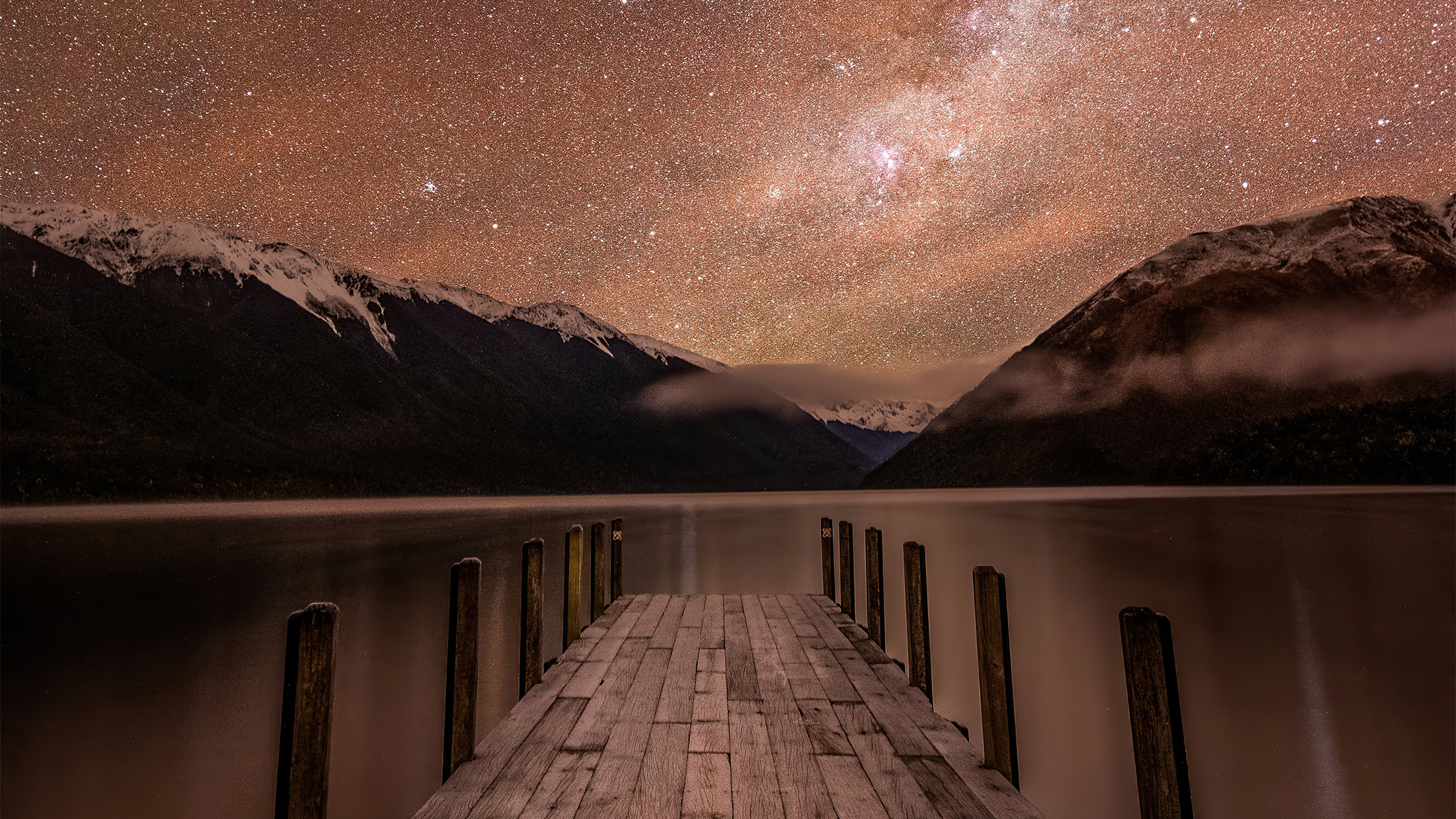 星空下的木制码头