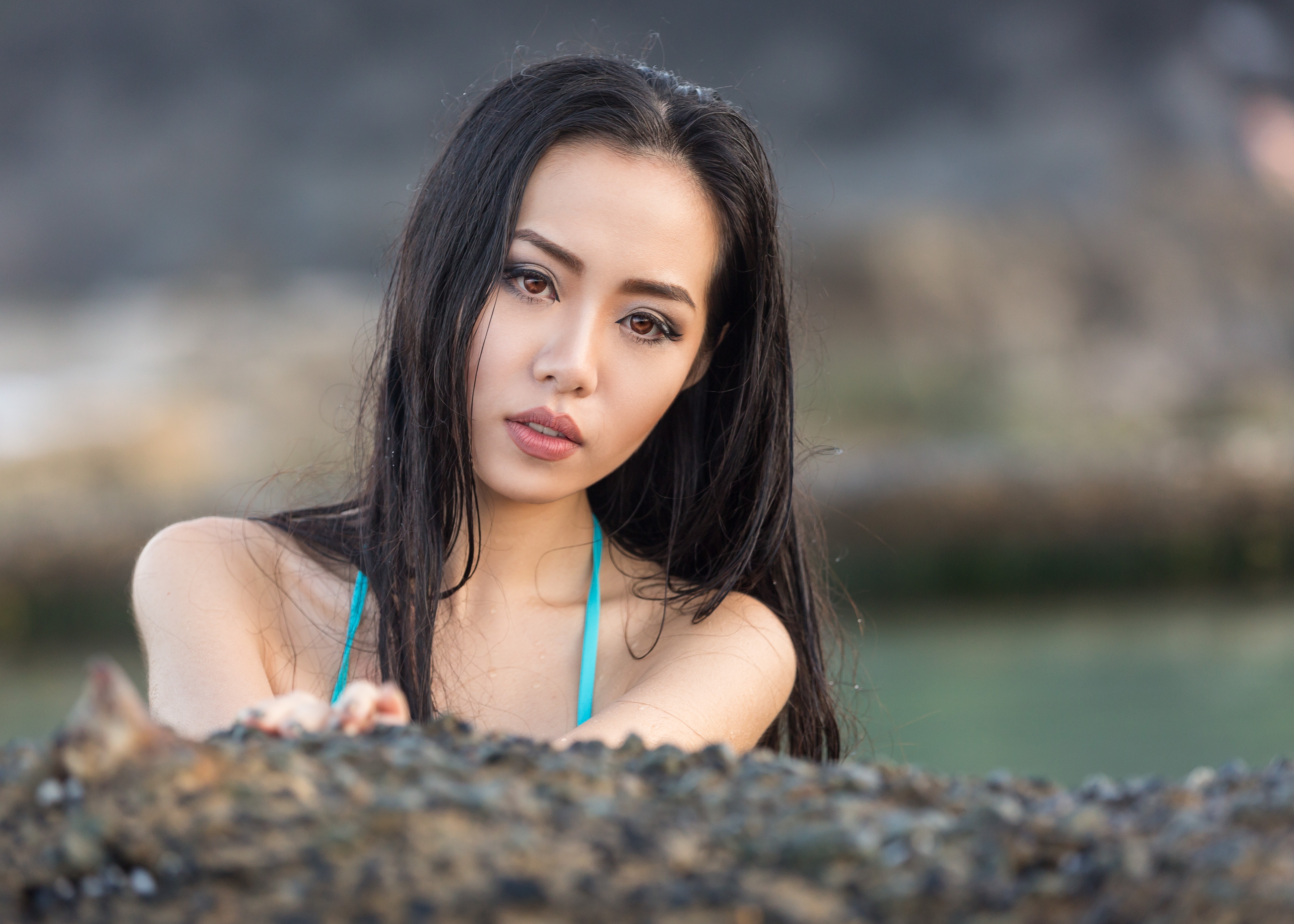 Free photo Black-haired girl with brown eyes.