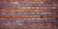 Стариннная стена из красного кирпича
