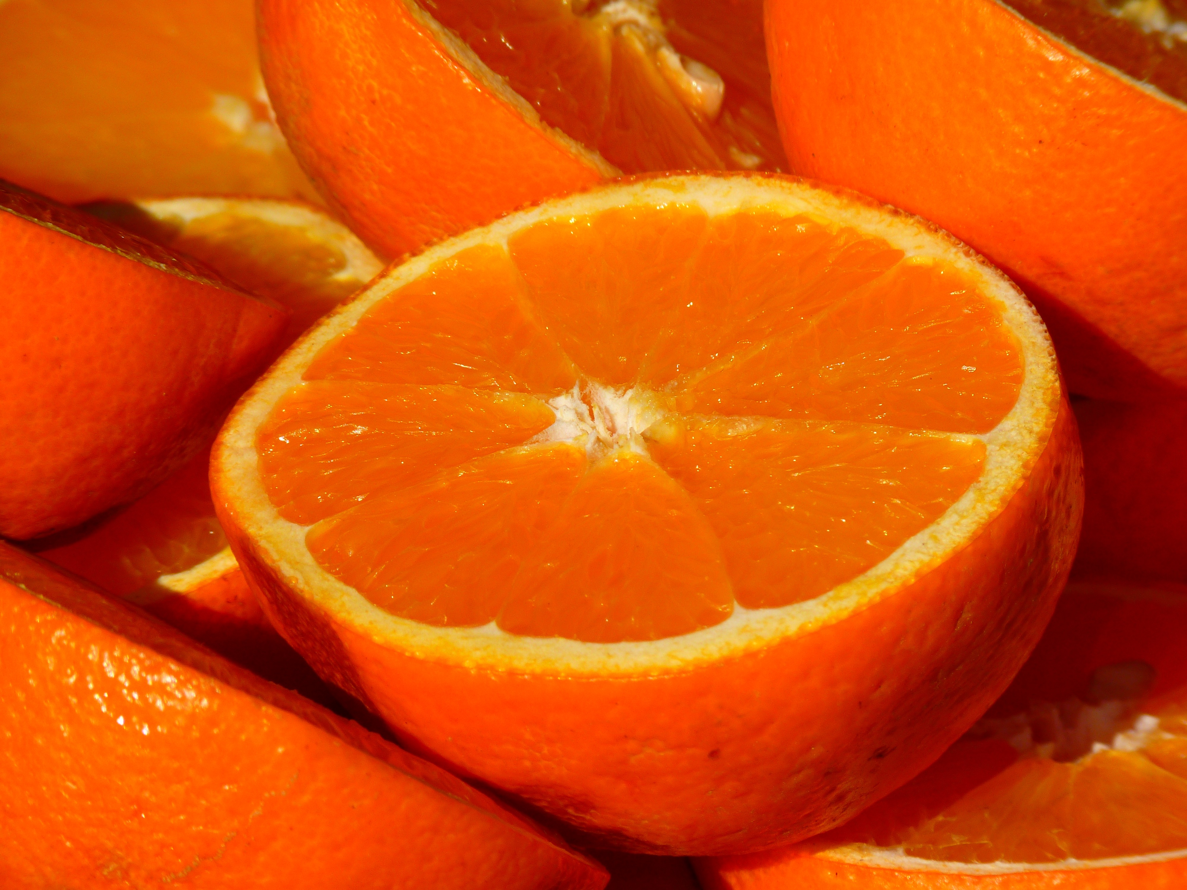 免费照片一个橙色的橙子在切割。