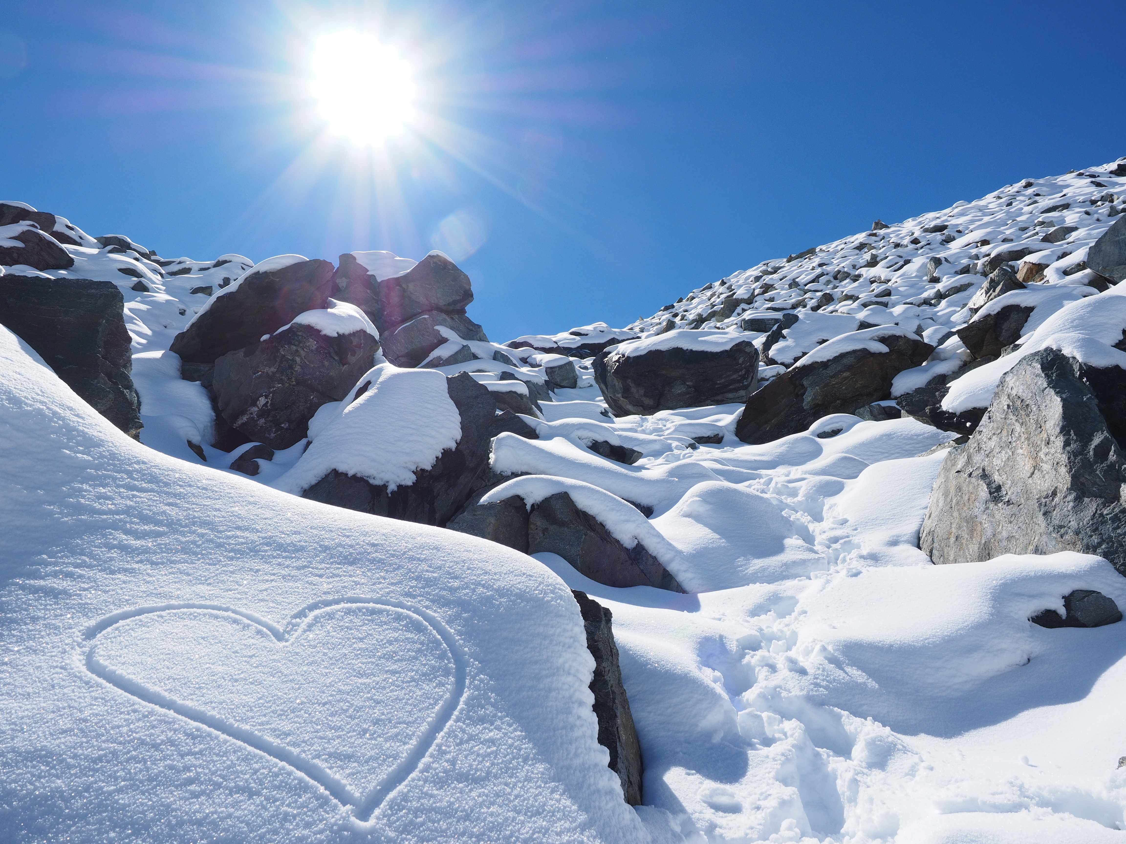 Free photo The figure of a heart in the snow