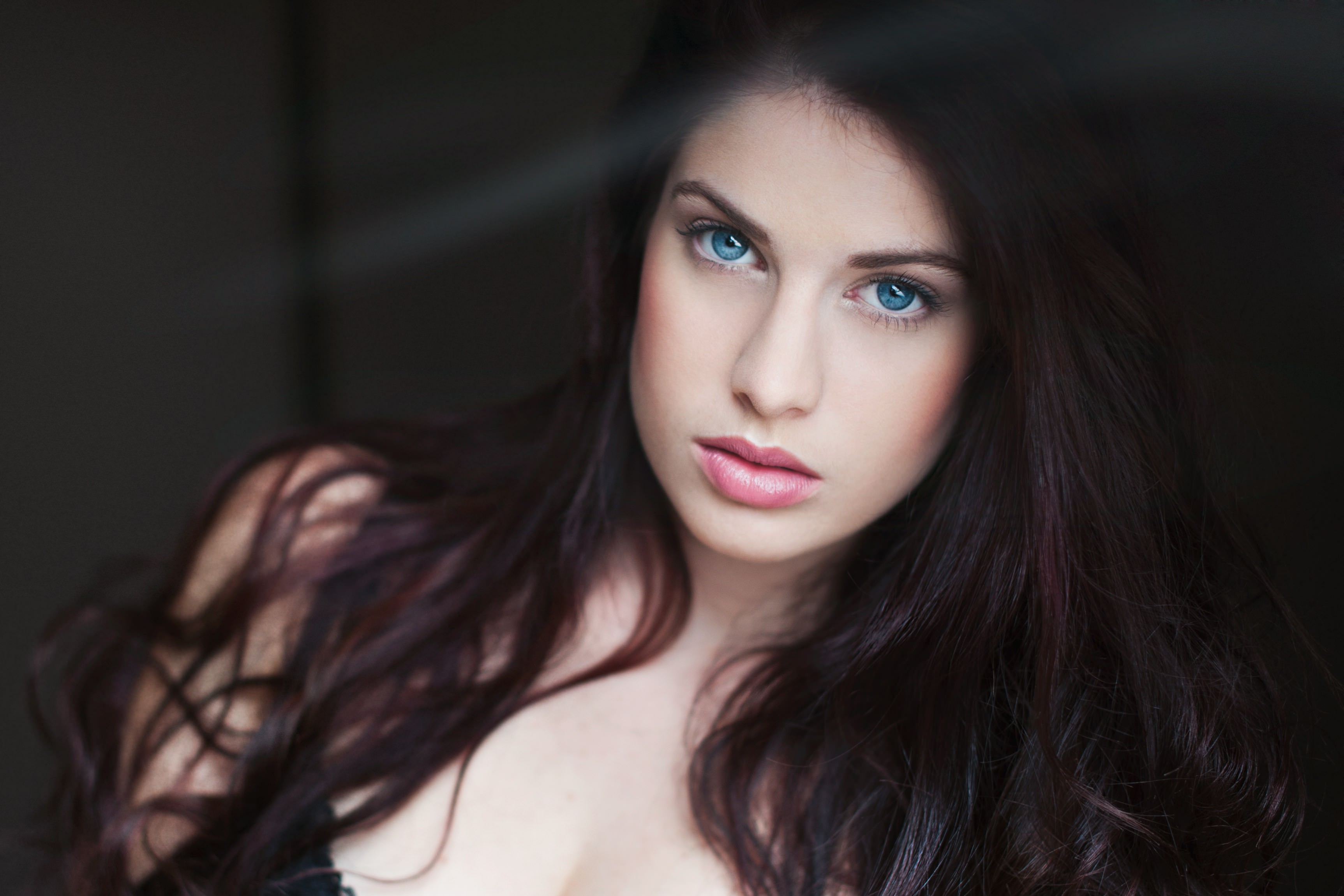 免费照片黑发蓝眸，美艳动人。