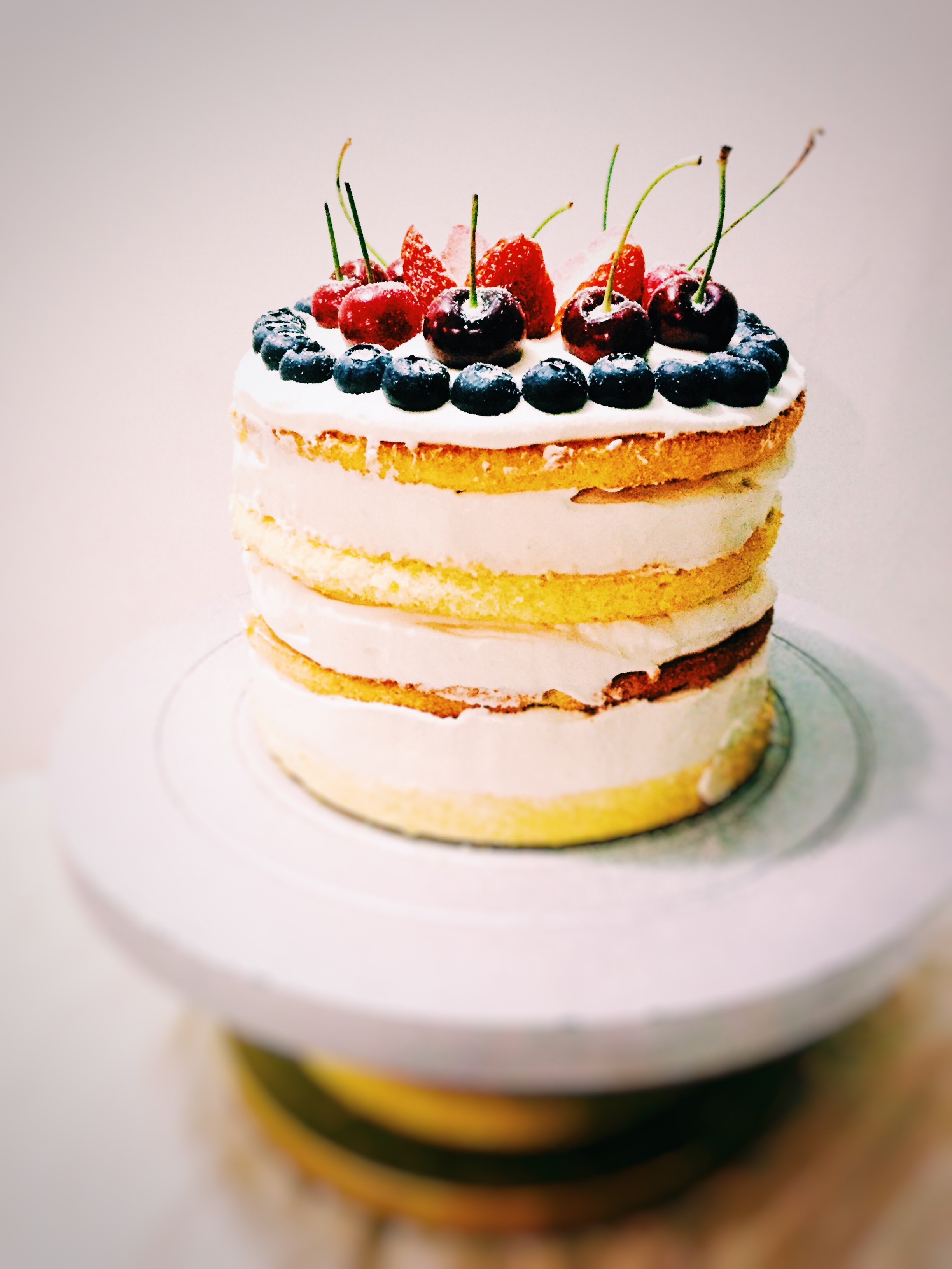 免费照片用浆果装饰的蛋糕