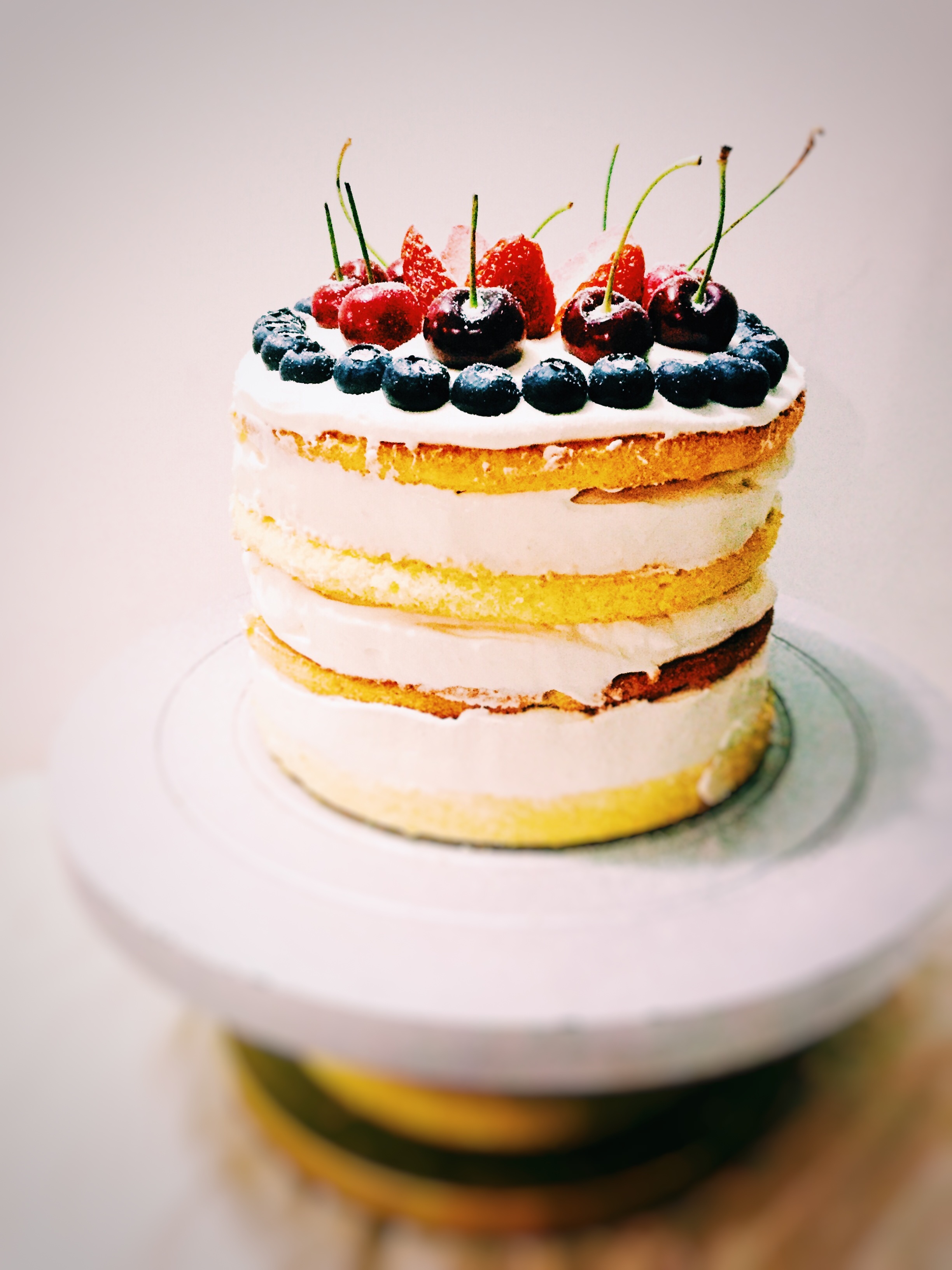 Free photo Cake decorated with berries