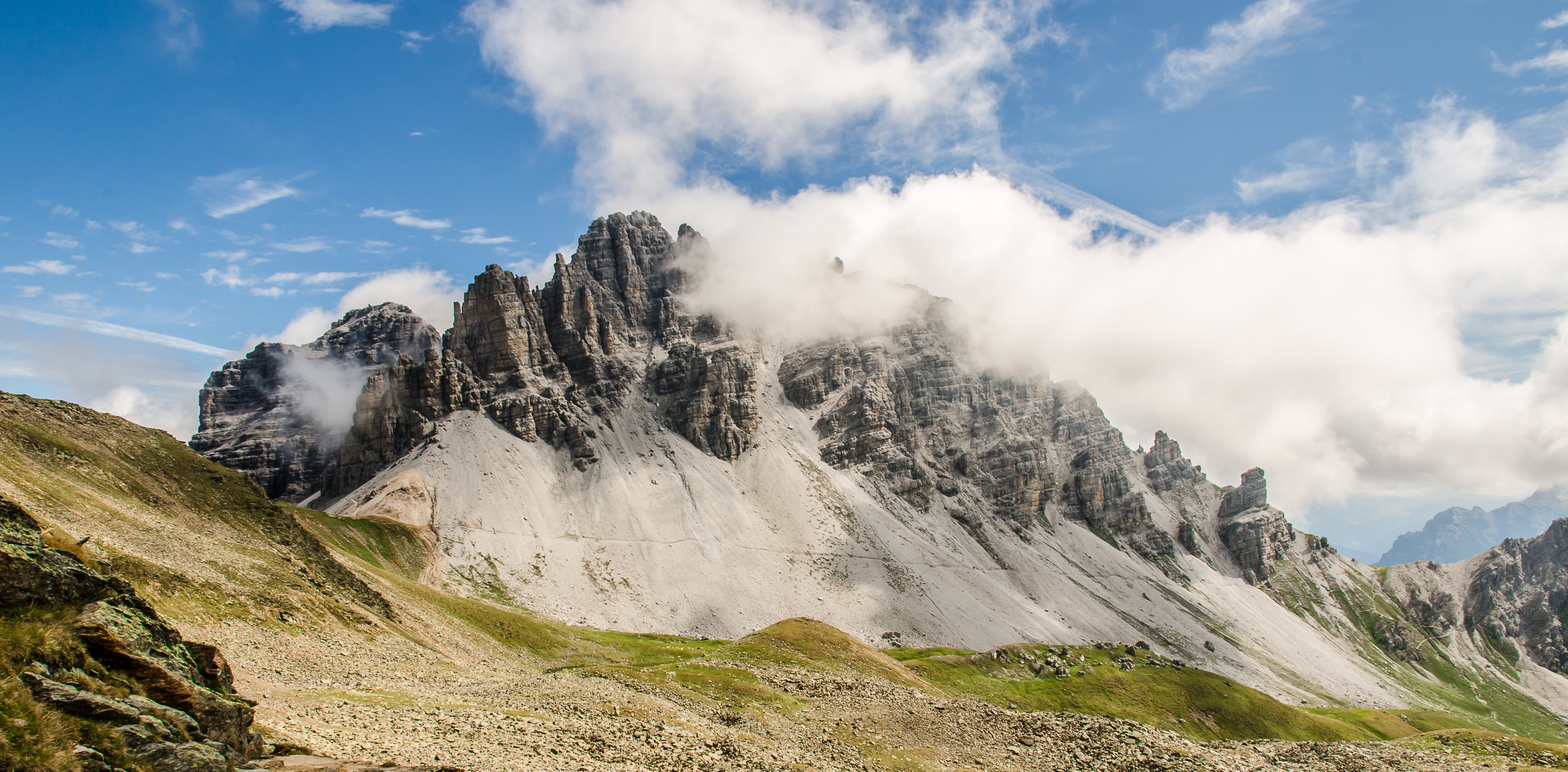 Free photo A mountain range with fog