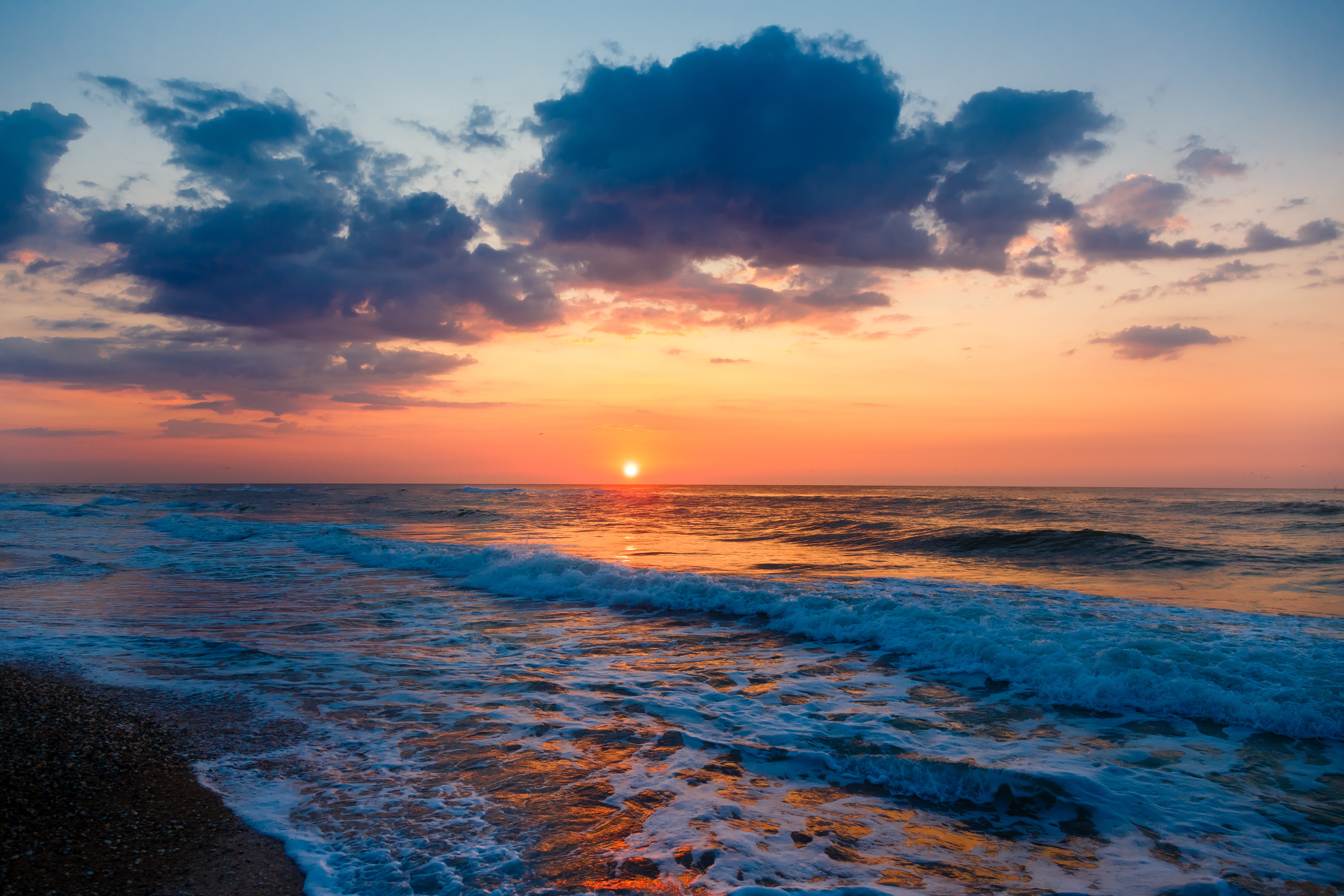 海上日落和蓝色的波浪