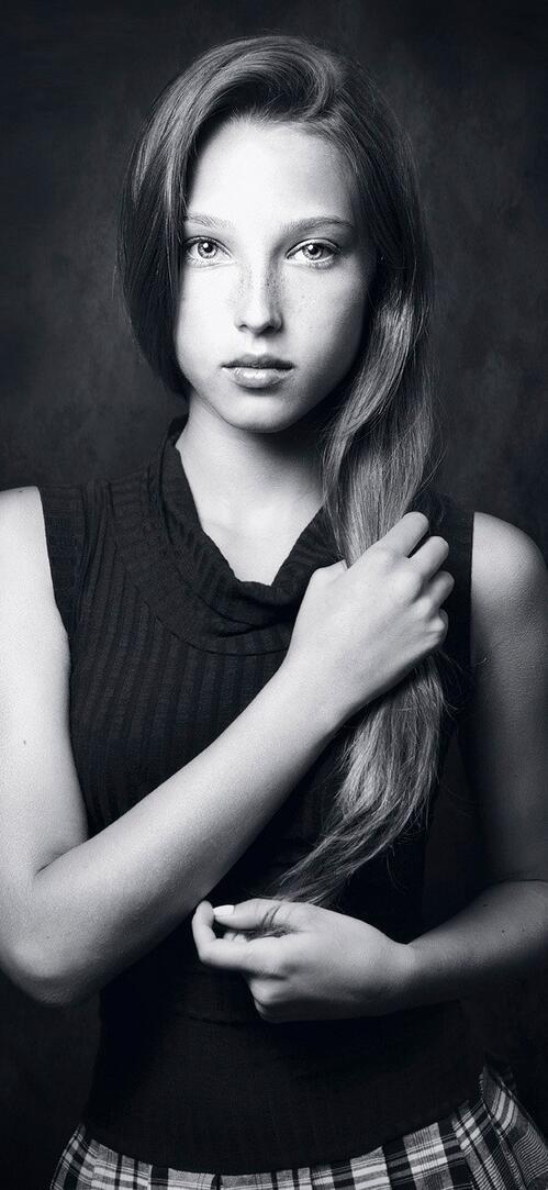 Бесплатное фото Девушка с длинными волосами на черном фоне