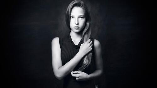 Бесплатное фото Девушка с длинными волосами на черном фоне