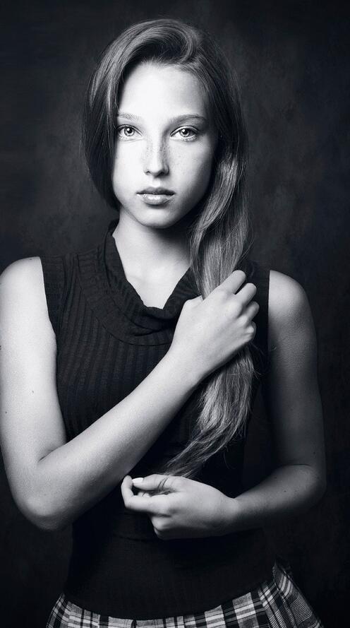 Бесплатное фото Девушка с длинными волосами на черном фоне