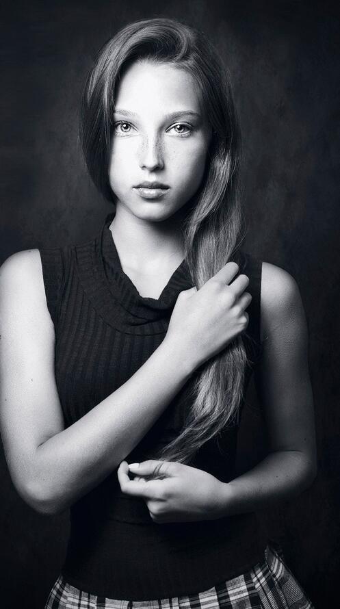 Бесплатное фото Девушка с длинными волосами на черном фоне