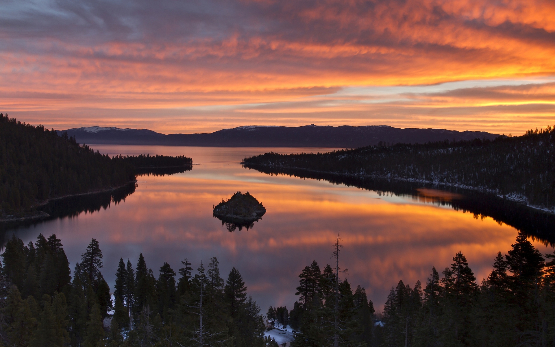Маленький островок по среди заводи