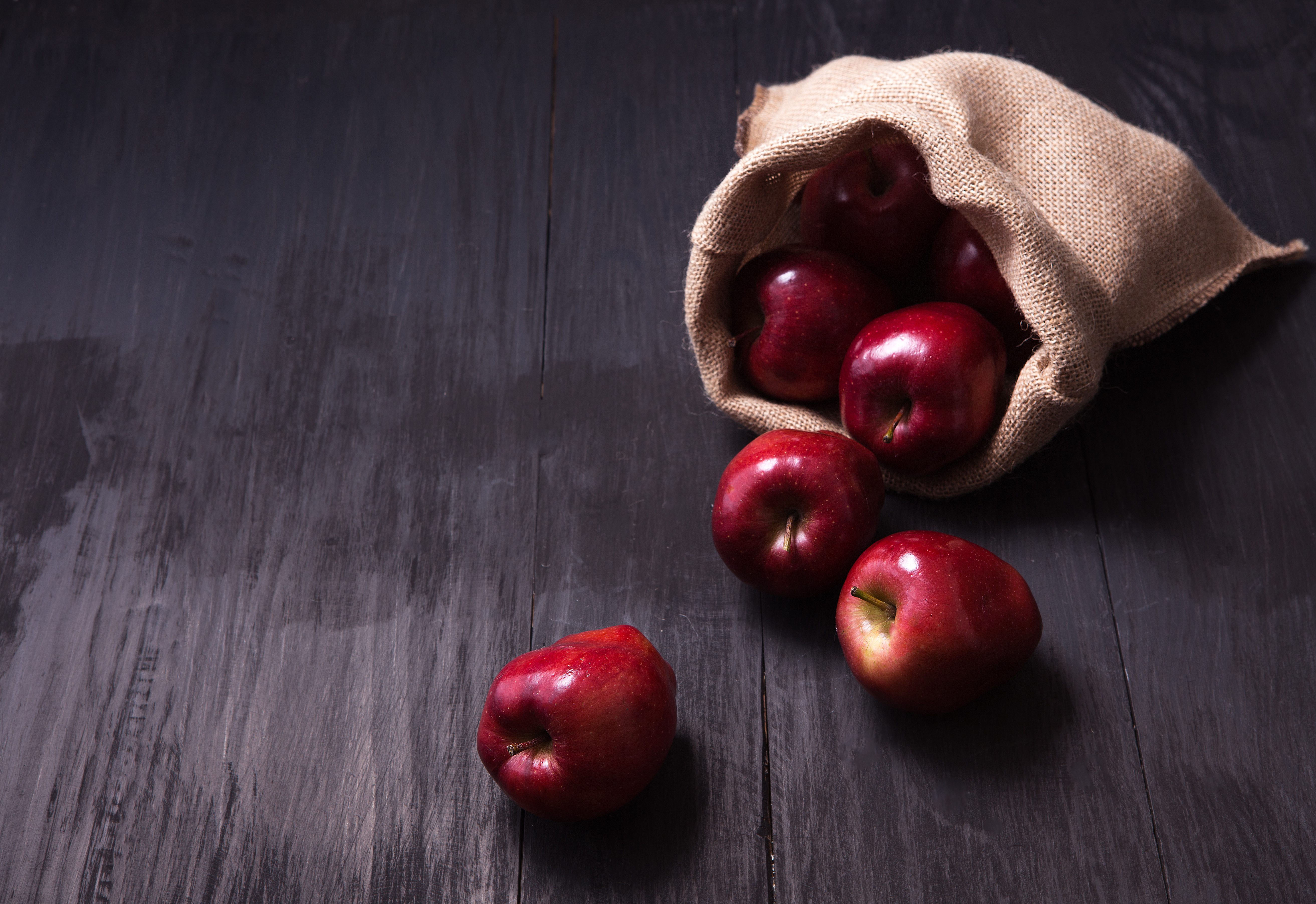 Free photo Apples are popping out of the bag