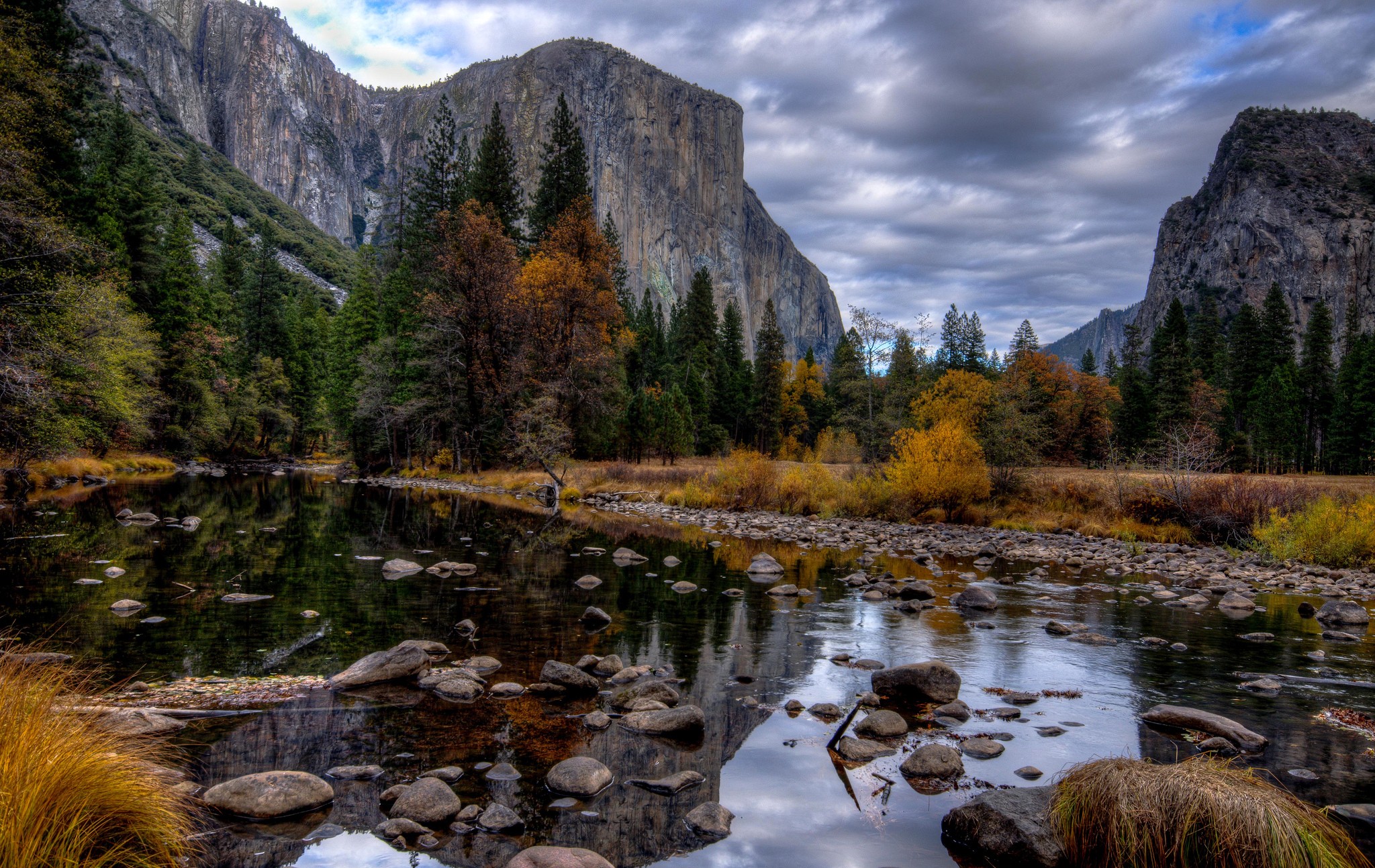 Free photo A shallow river with rocks