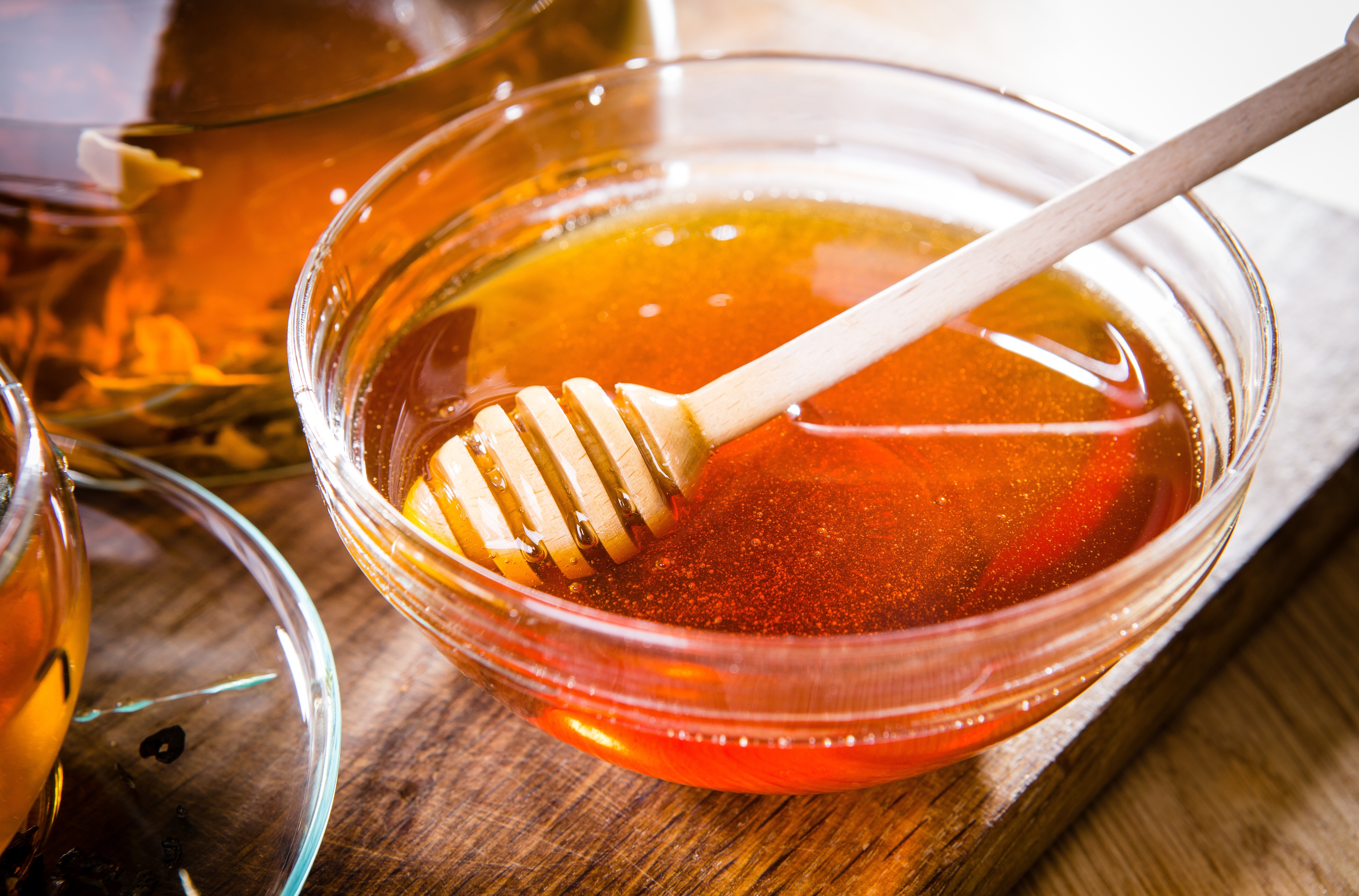 玻璃碗中的蜂蜜