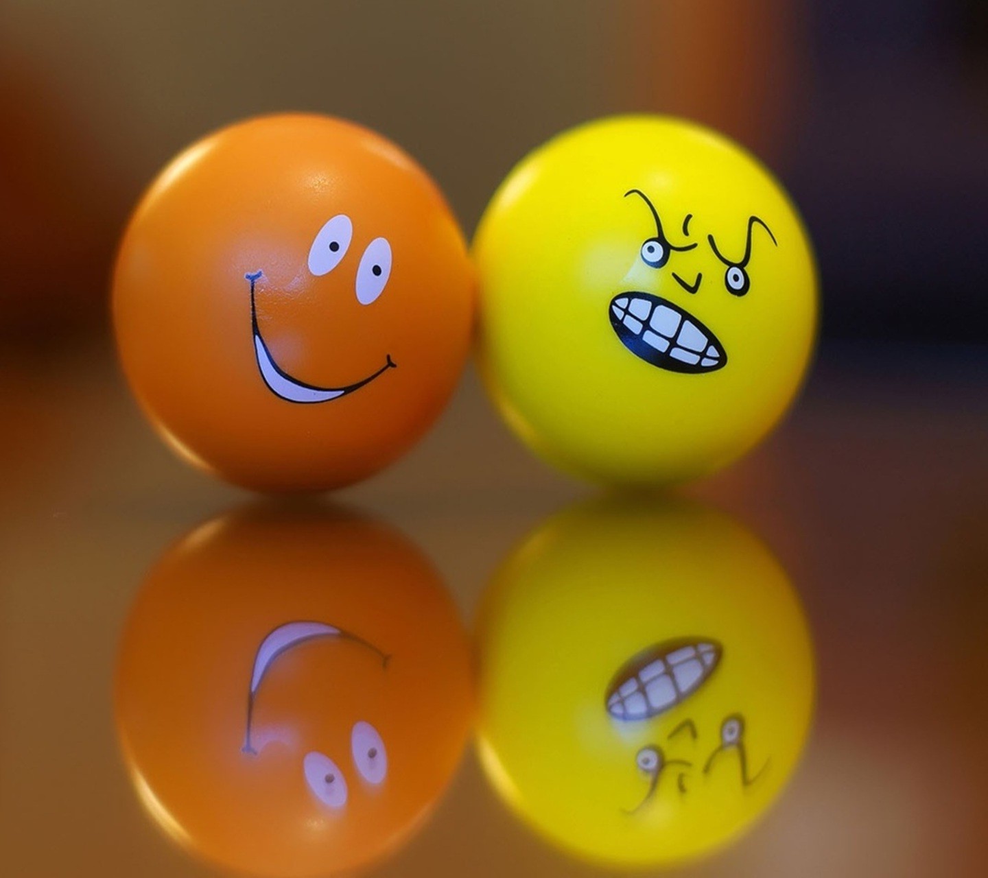 Бесплатное фото Смешные лица на шариках