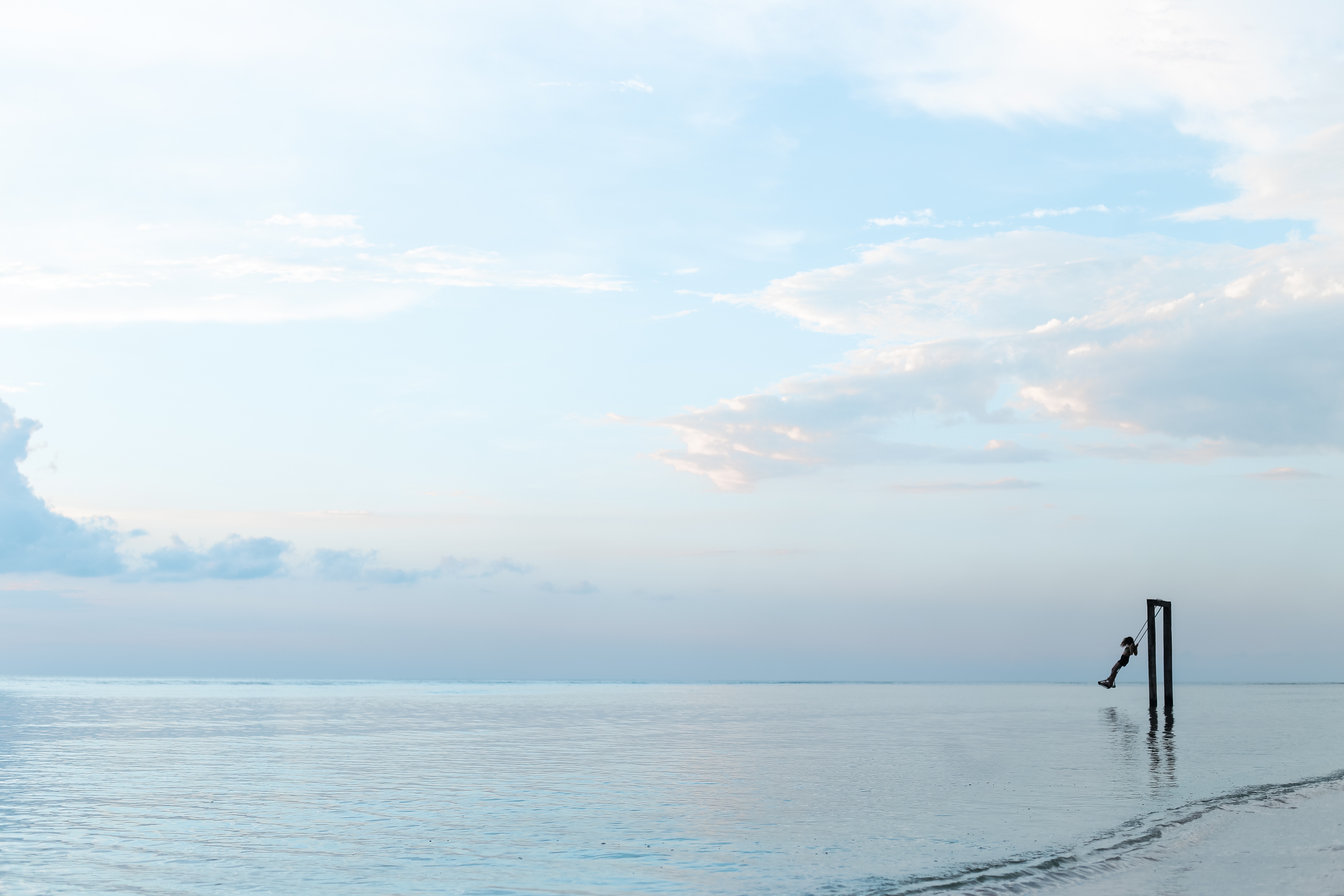 Free photo Swinging in the sea