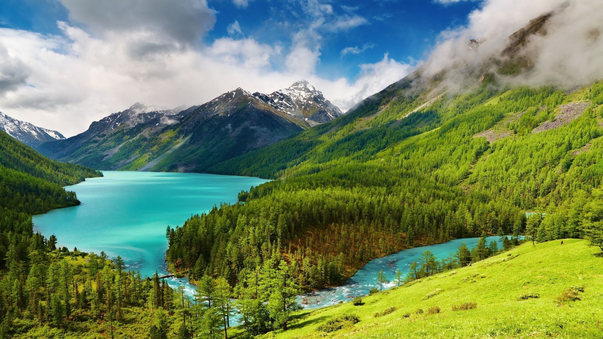 Free photo A lake in the mountains in good weather