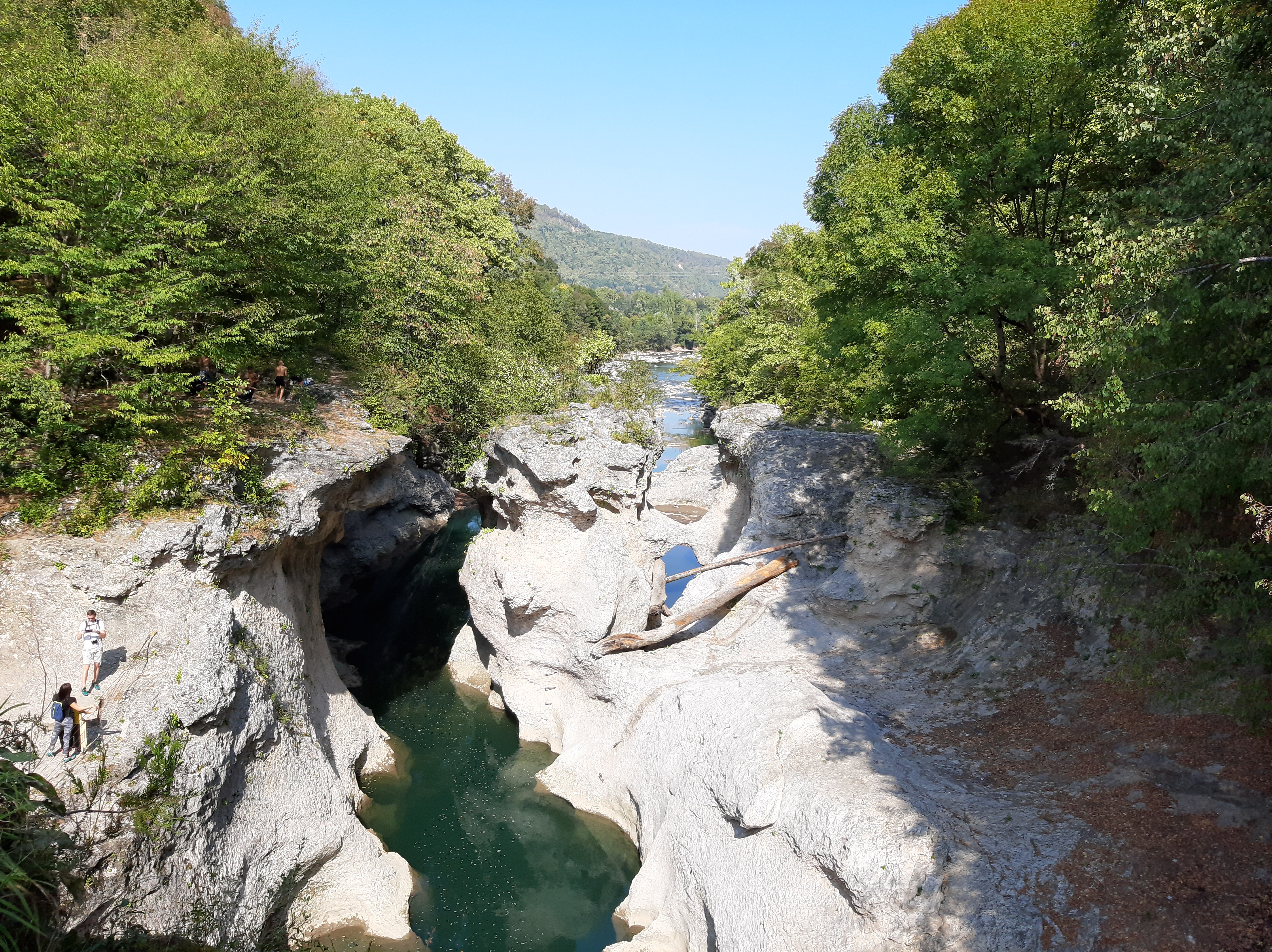 岩石峡谷中的河流