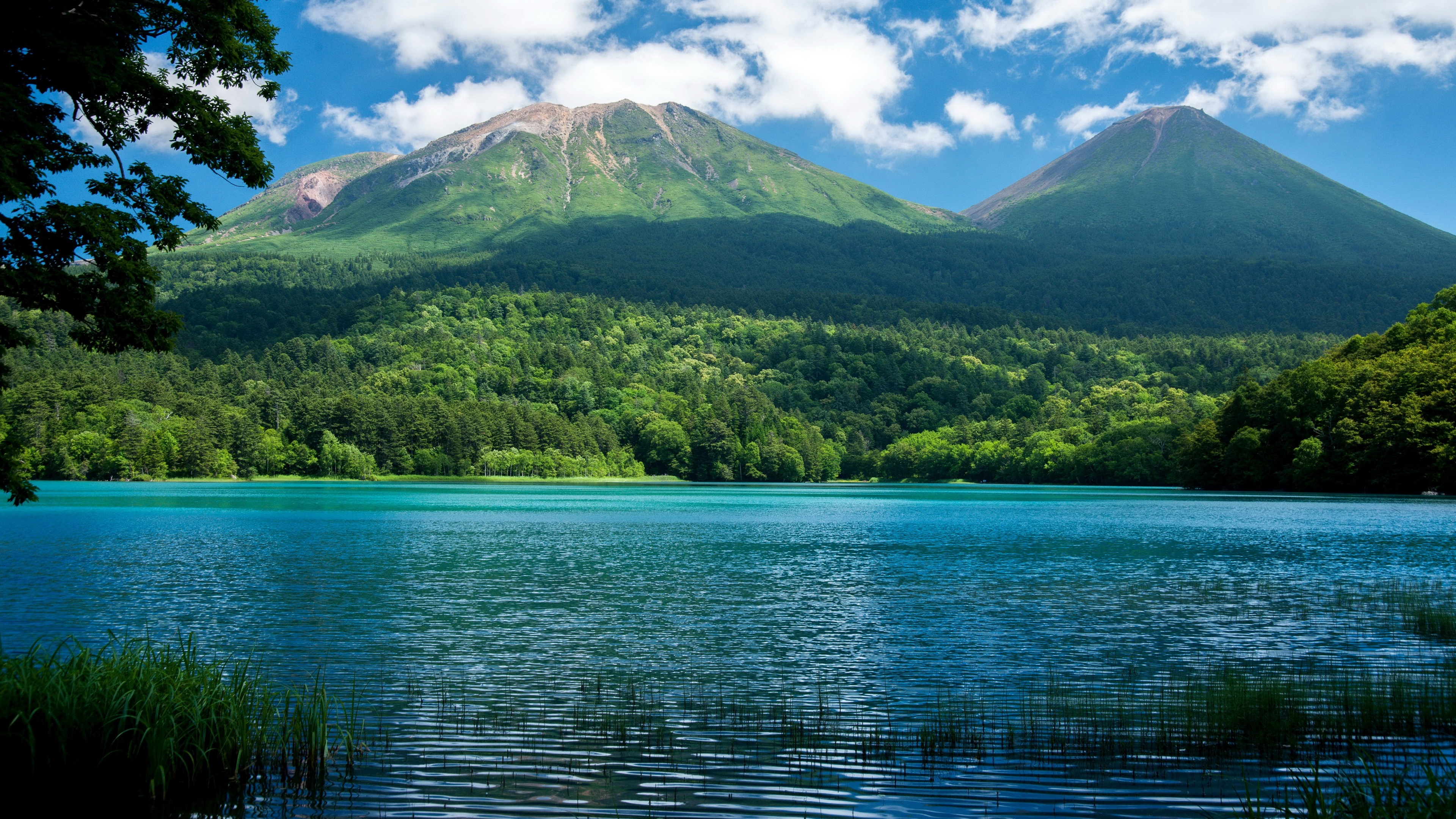 在火山状山脉的背景下，一个美丽的蓝色湖泊