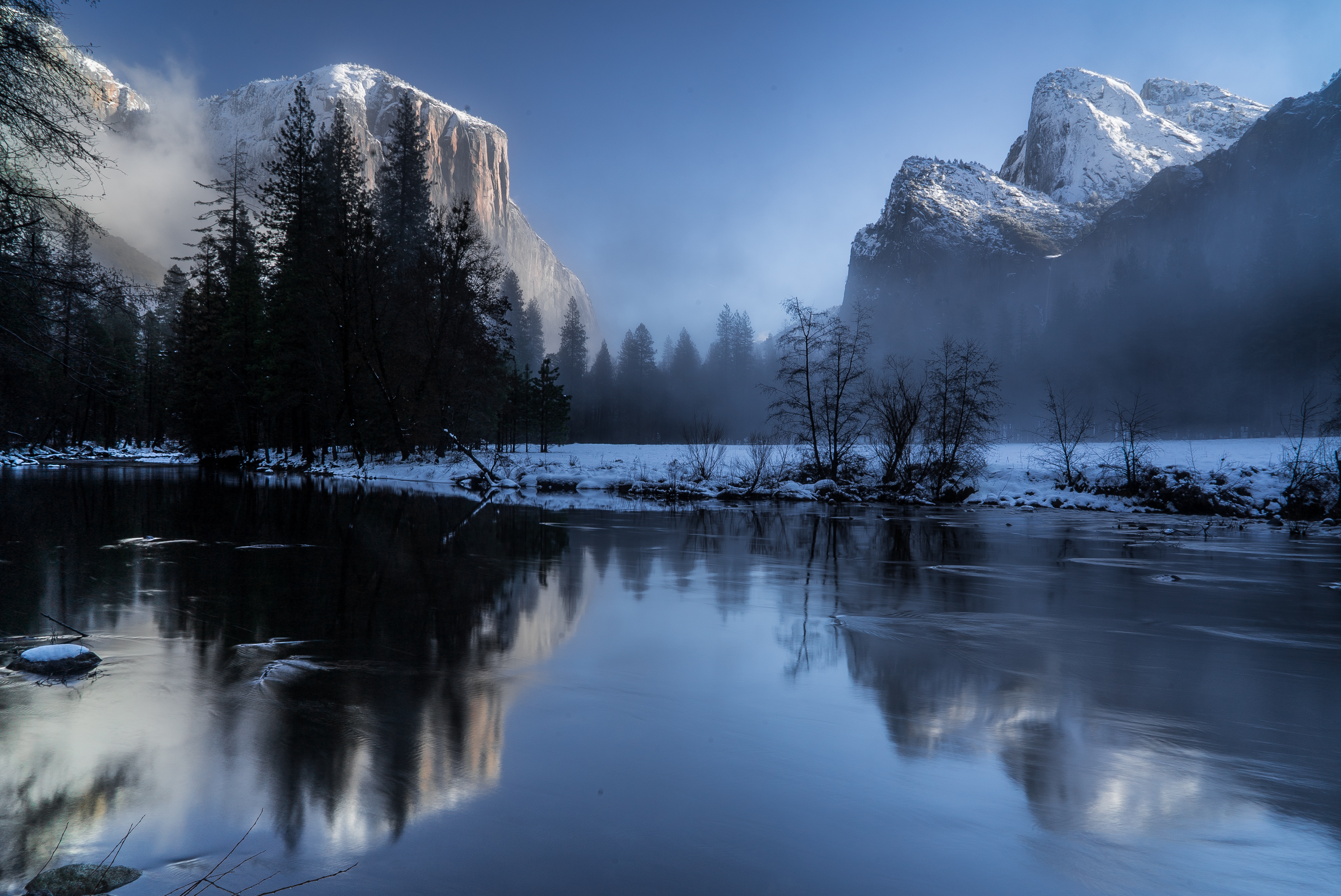 Free photo Winter morning by the banks of the river