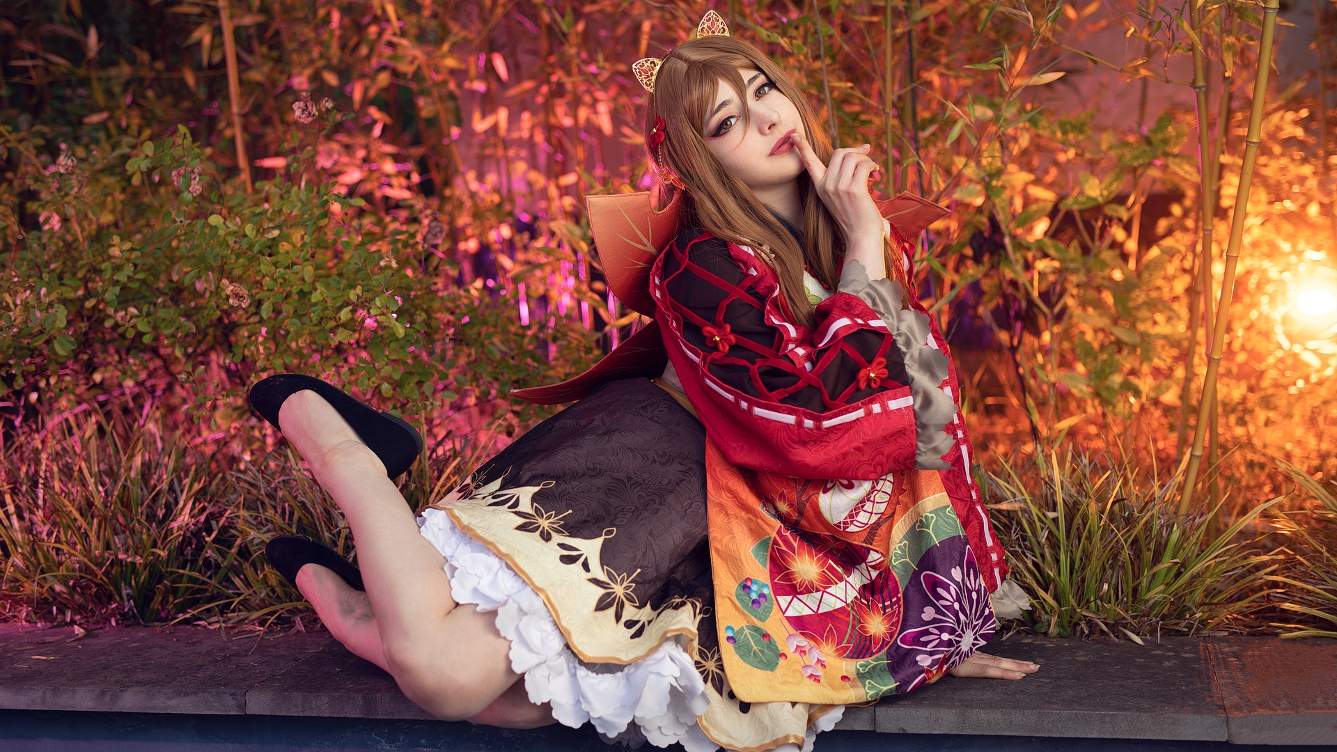 Бесплатное фото Косплей модель Mikomi Hokina на фоне травы