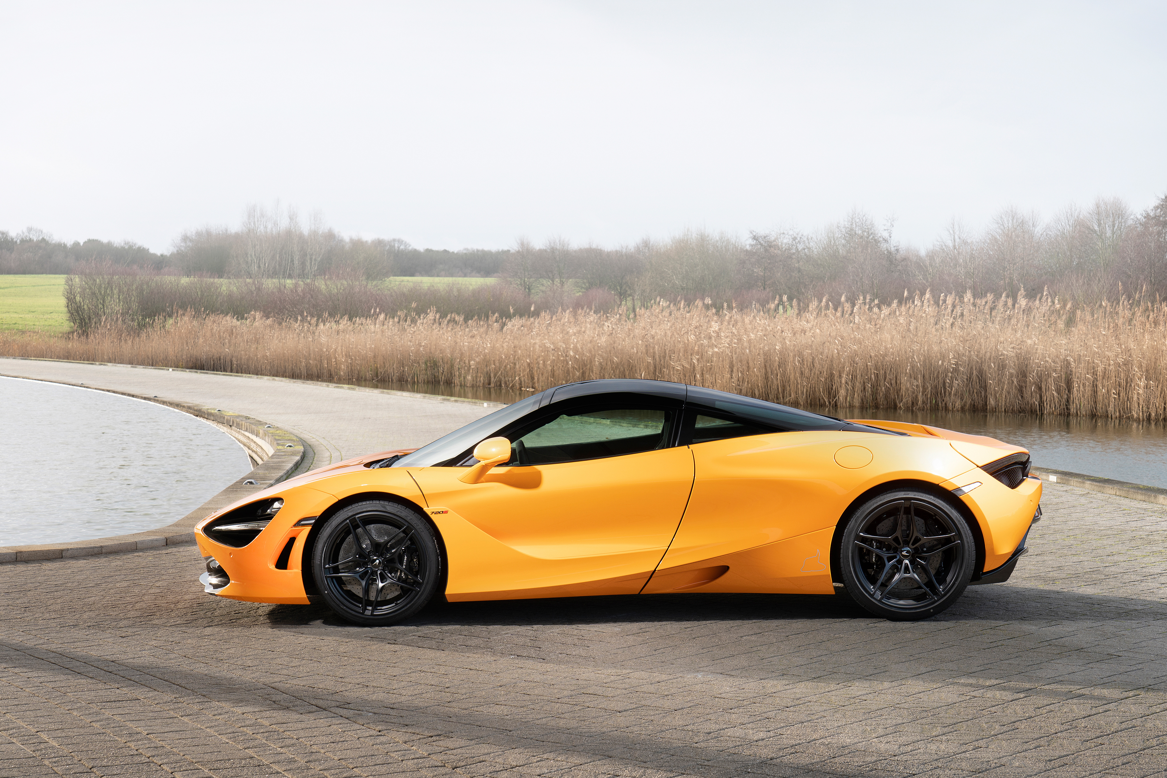 Free photo Mclaren 720S in yellow.