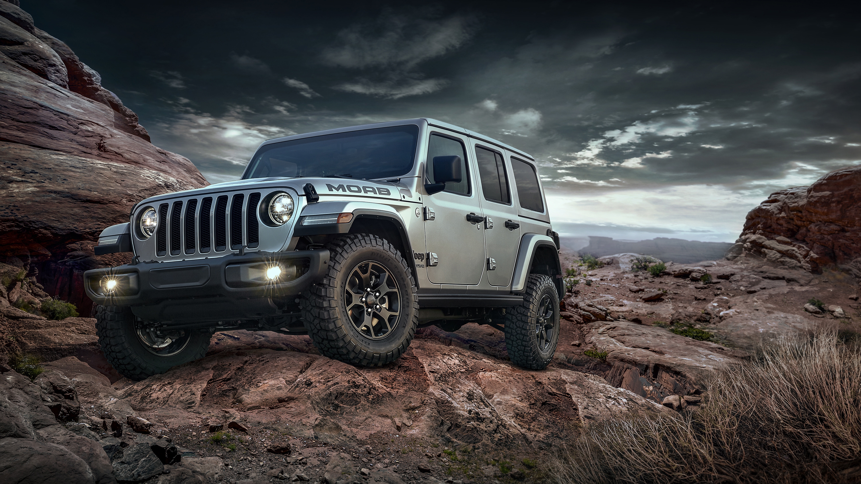 Free photo The new Jeep Wrangler goes off-road in the mountains